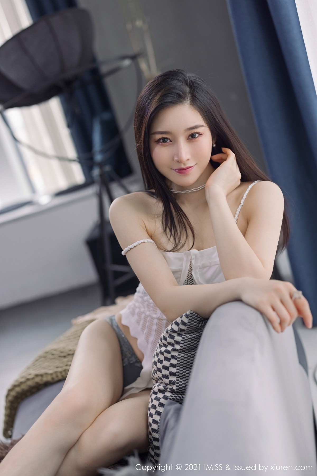 jpxgmn.cc[IMISS爱蜜社]Vol.569_气质美女Vanessa时尚动人街拍+私房性感内衣迷人诱惑写真60P