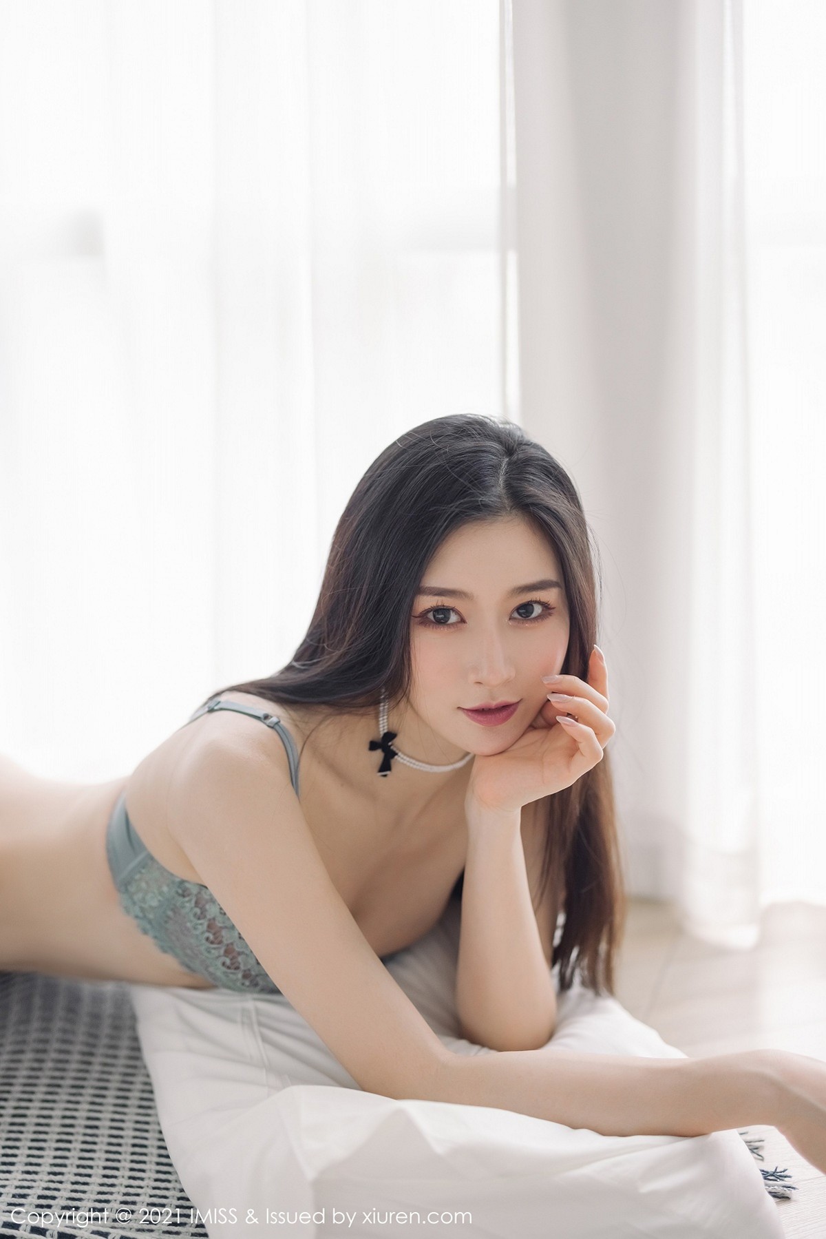 jpxgmn.cc[IMISS爱蜜社]Vol.569_气质美女Vanessa时尚动人街拍+私房性感内衣迷人诱惑写真60P