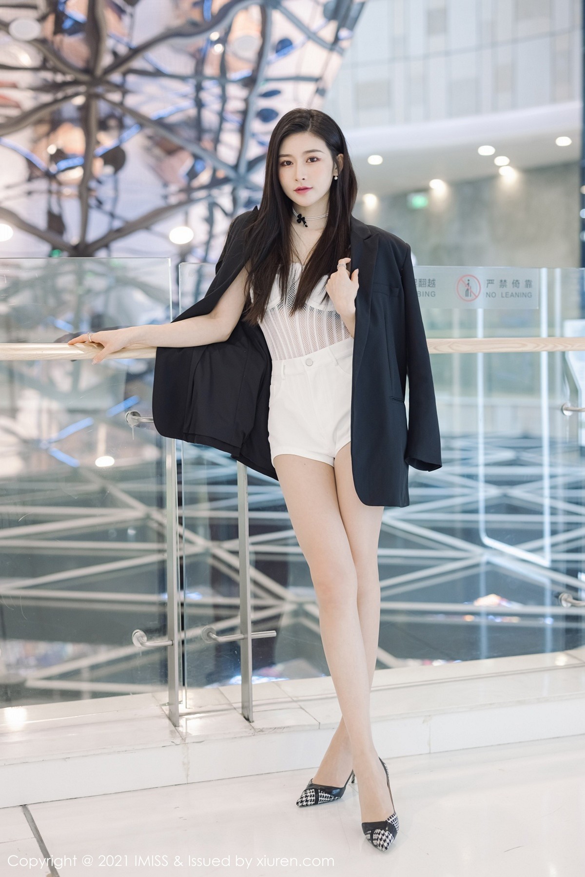 jpxgmn.cc[IMISS爱蜜社]Vol.569_气质美女Vanessa时尚动人街拍+私房性感内衣迷人诱惑写真60P