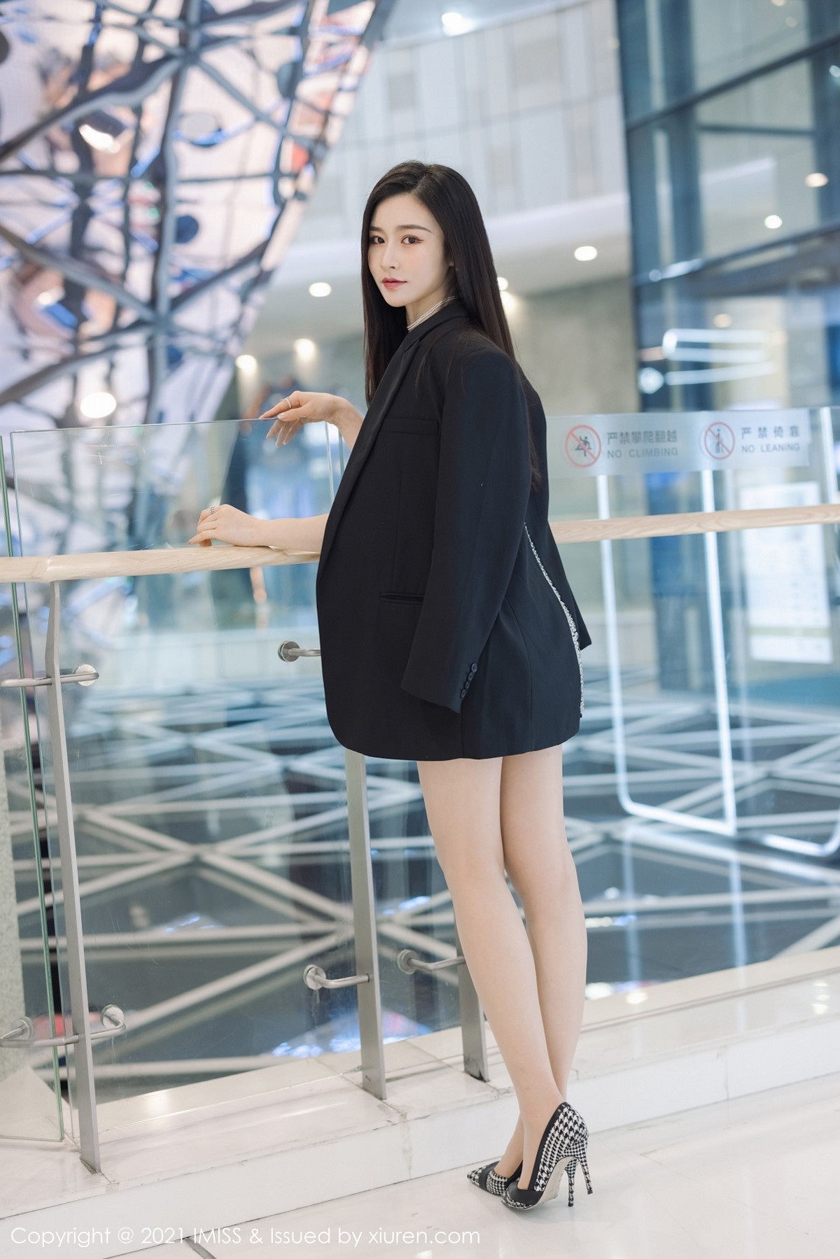 jpxgmn.cc[IMISS爱蜜社]Vol.569_气质美女Vanessa时尚动人街拍+私房性感内衣迷人诱惑写真60P