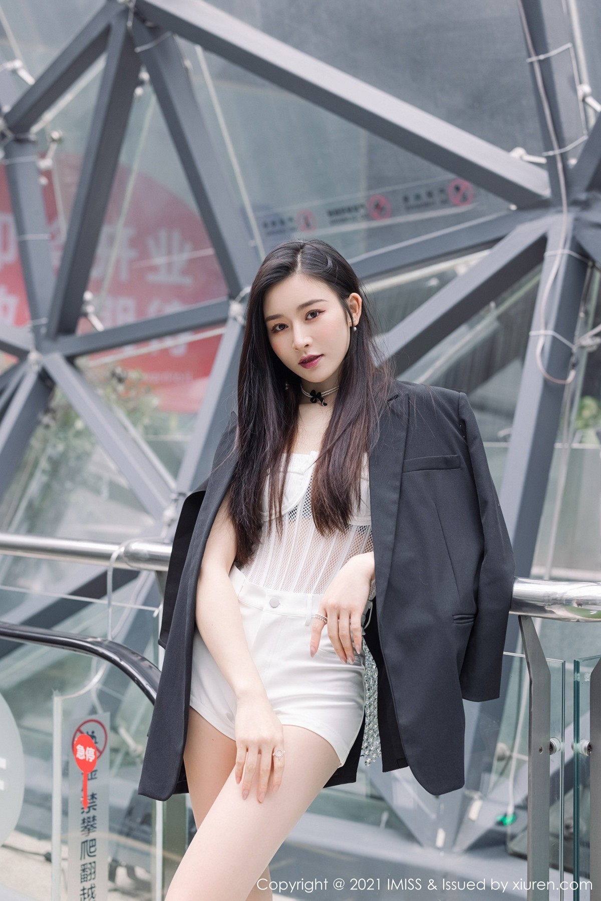 jpxgmn.cc[IMISS爱蜜社]Vol.569_气质美女Vanessa时尚动人街拍+私房性感内衣迷人诱惑写真60P