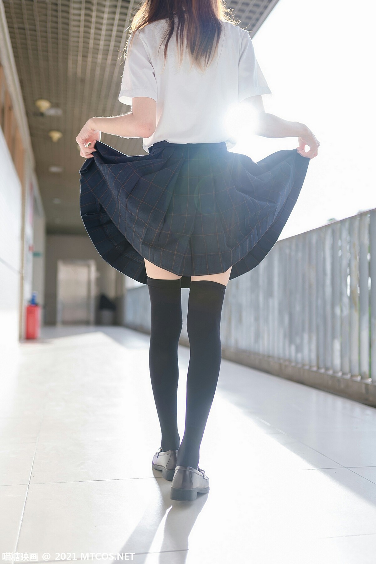 jpxgmn.cc[喵糖映画]Vol.376_JK制服美少女校园楼梯间脱黑丝腿袜露白嫩修长美腿迷人写真47P