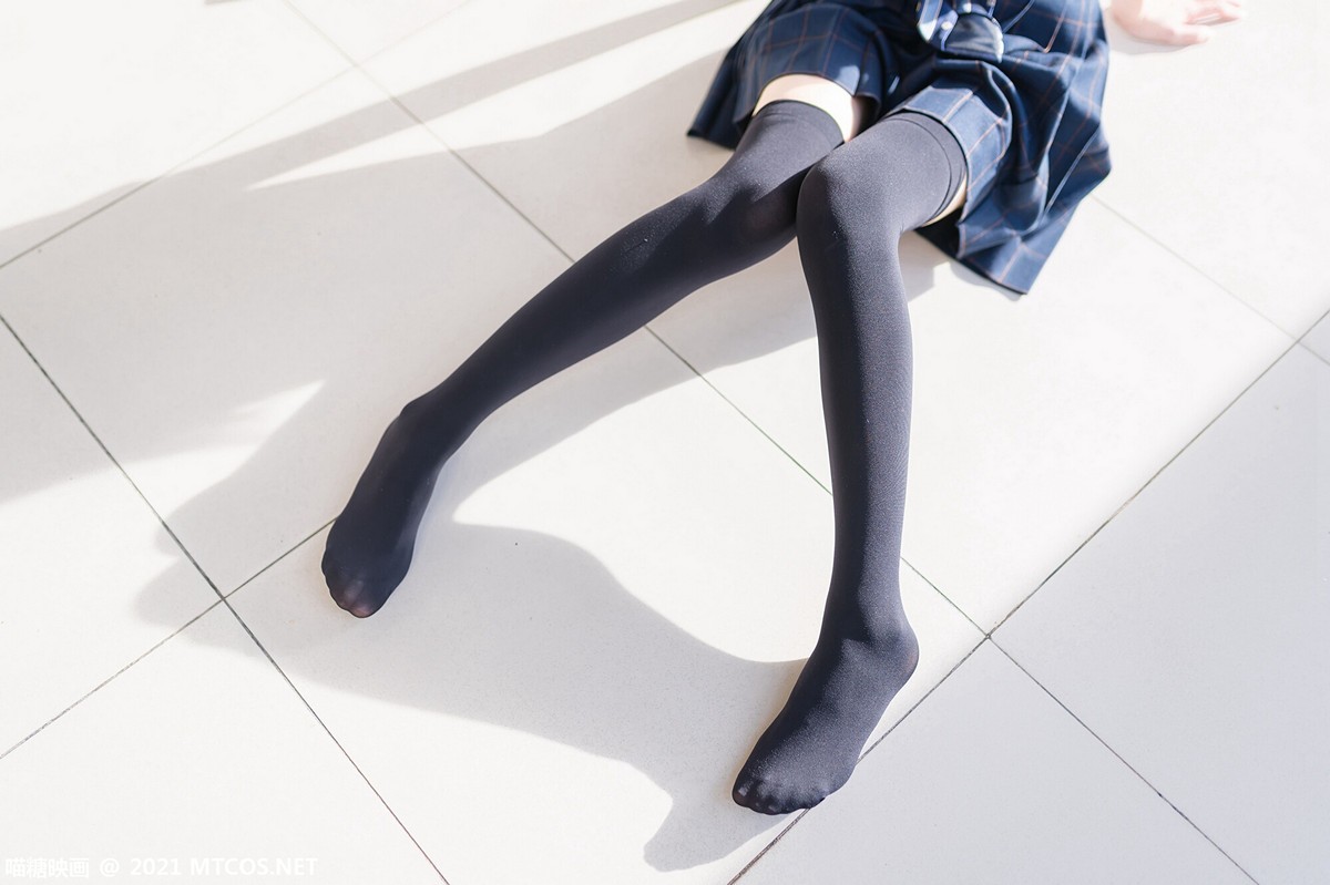 jpxgmn.cc[喵糖映画]Vol.376_JK制服美少女校园楼梯间脱黑丝腿袜露白嫩修长美腿迷人写真47P