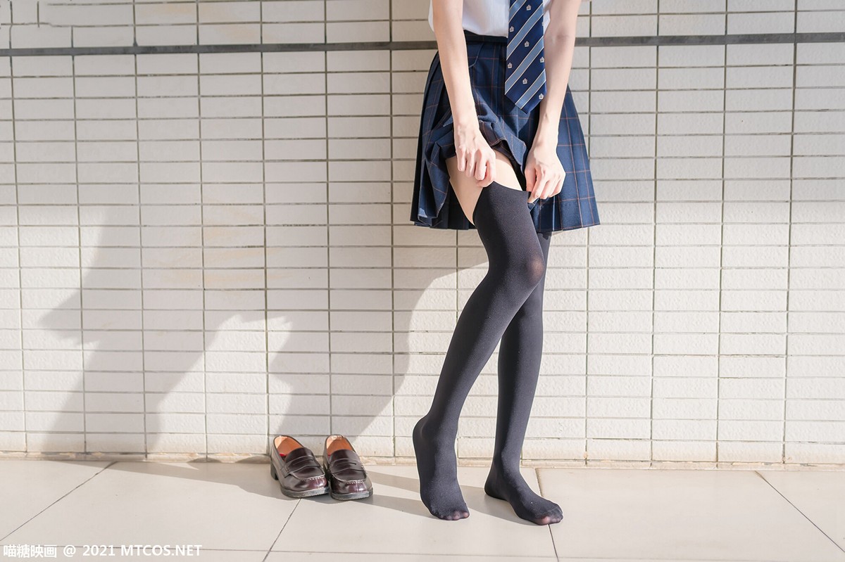 jpxgmn.cc[喵糖映画]Vol.376_JK制服美少女校园楼梯间脱黑丝腿袜露白嫩修长美腿迷人写真47P