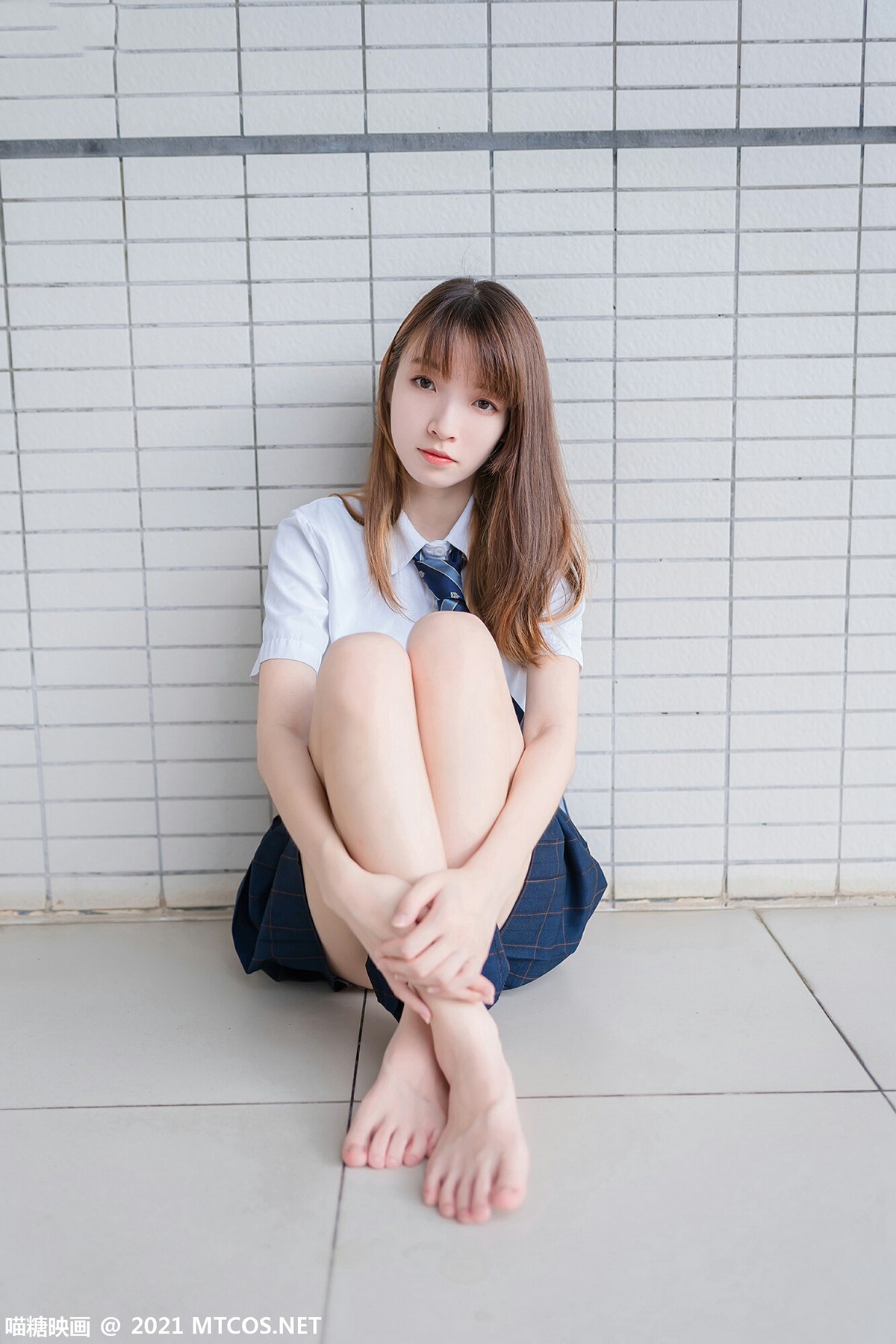 jpxgmn.cc[喵糖映画]Vol.376_JK制服美少女校园楼梯间脱黑丝腿袜露白嫩修长美腿迷人写真47P