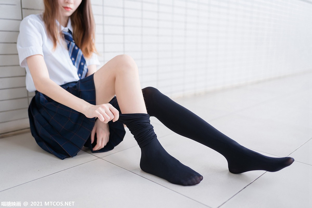 jpxgmn.cc[喵糖映画]Vol.376_JK制服美少女校园楼梯间脱黑丝腿袜露白嫩修长美腿迷人写真47P