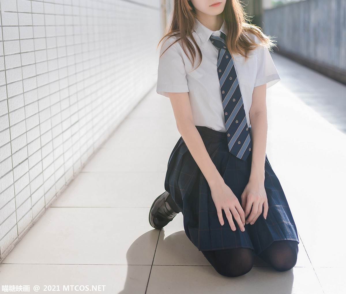 jpxgmn.cc[喵糖映画]Vol.376_JK制服美少女校园楼梯间脱黑丝腿袜露白嫩修长美腿迷人写真47P