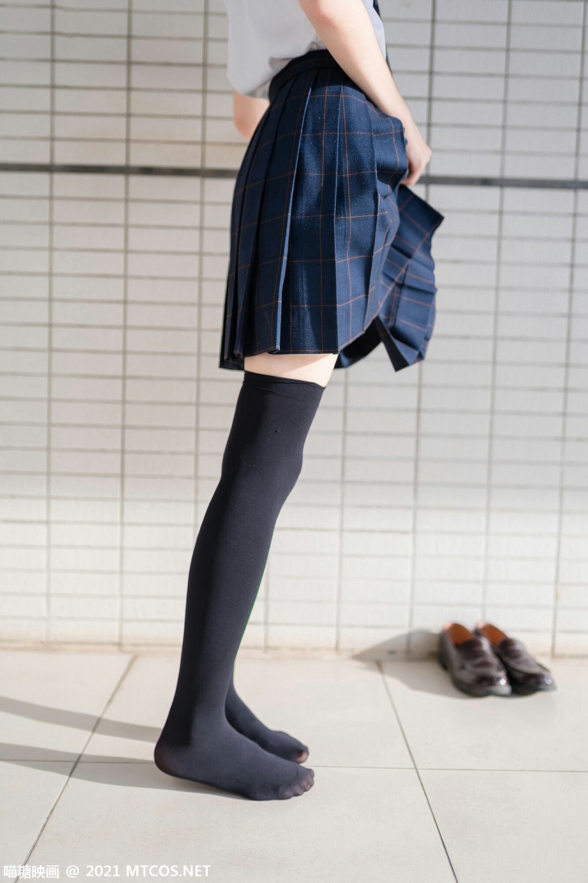 jpxgmn.cc[喵糖映画]Vol.376_JK制服美少女校园楼梯间脱黑丝腿袜露白嫩修长美腿迷人写真47P