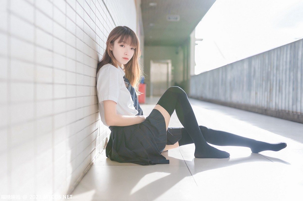 jpxgmn.cc[喵糖映画]Vol.376_JK制服美少女校园楼梯间脱黑丝腿袜露白嫩修长美腿迷人写真47P