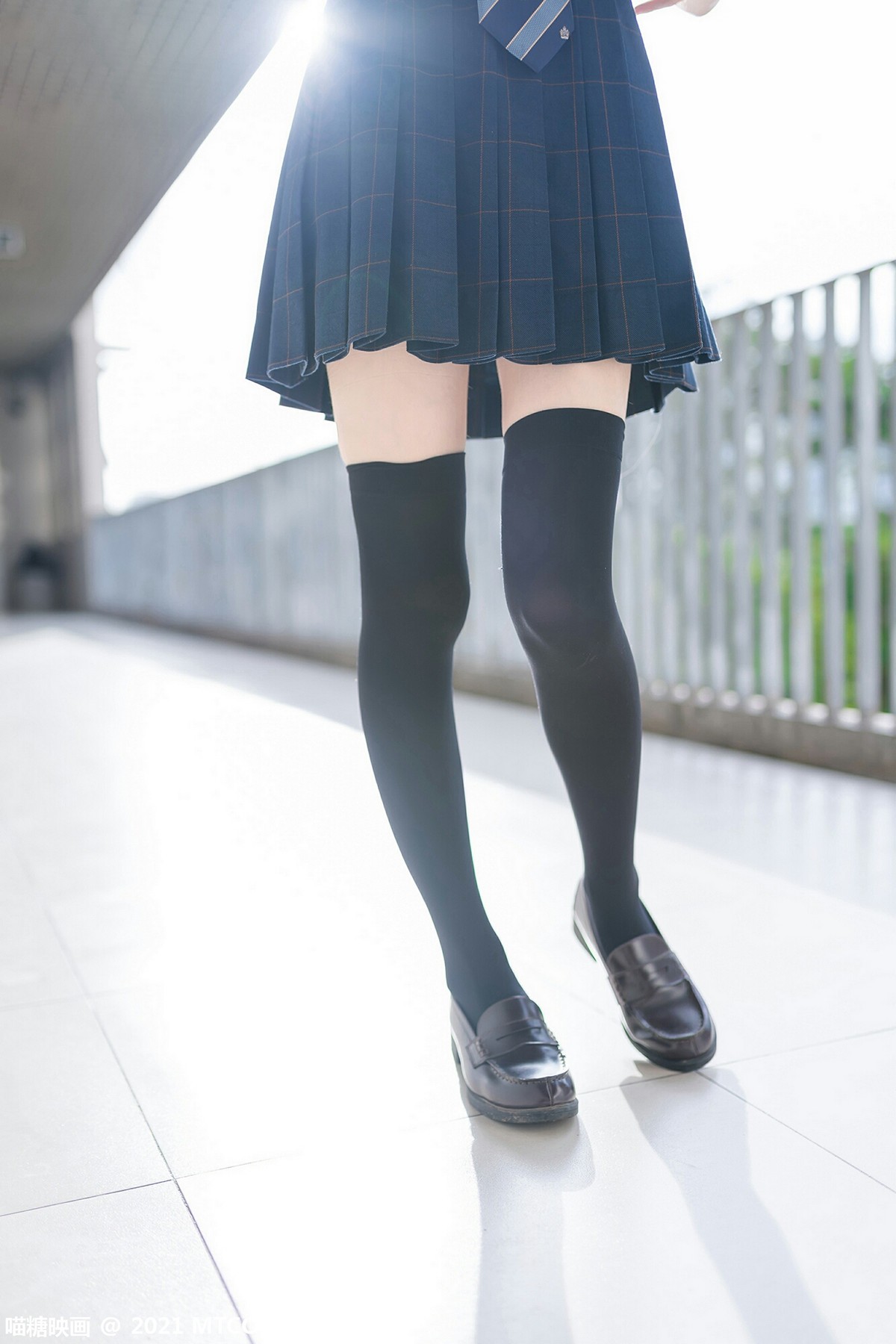 jpxgmn.cc[喵糖映画]Vol.376_JK制服美少女校园楼梯间脱黑丝腿袜露白嫩修长美腿迷人写真47P