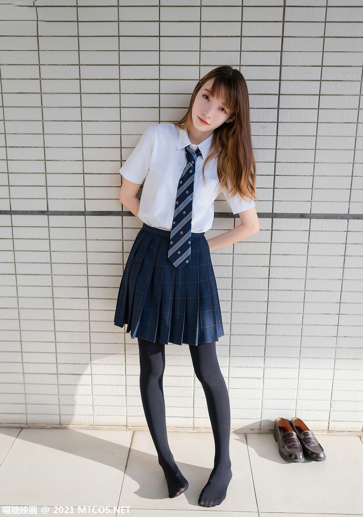 jpxgmn.cc[喵糖映画]Vol.376_JK制服美少女校园楼梯间脱黑丝腿袜露白嫩修长美腿迷人写真47P
