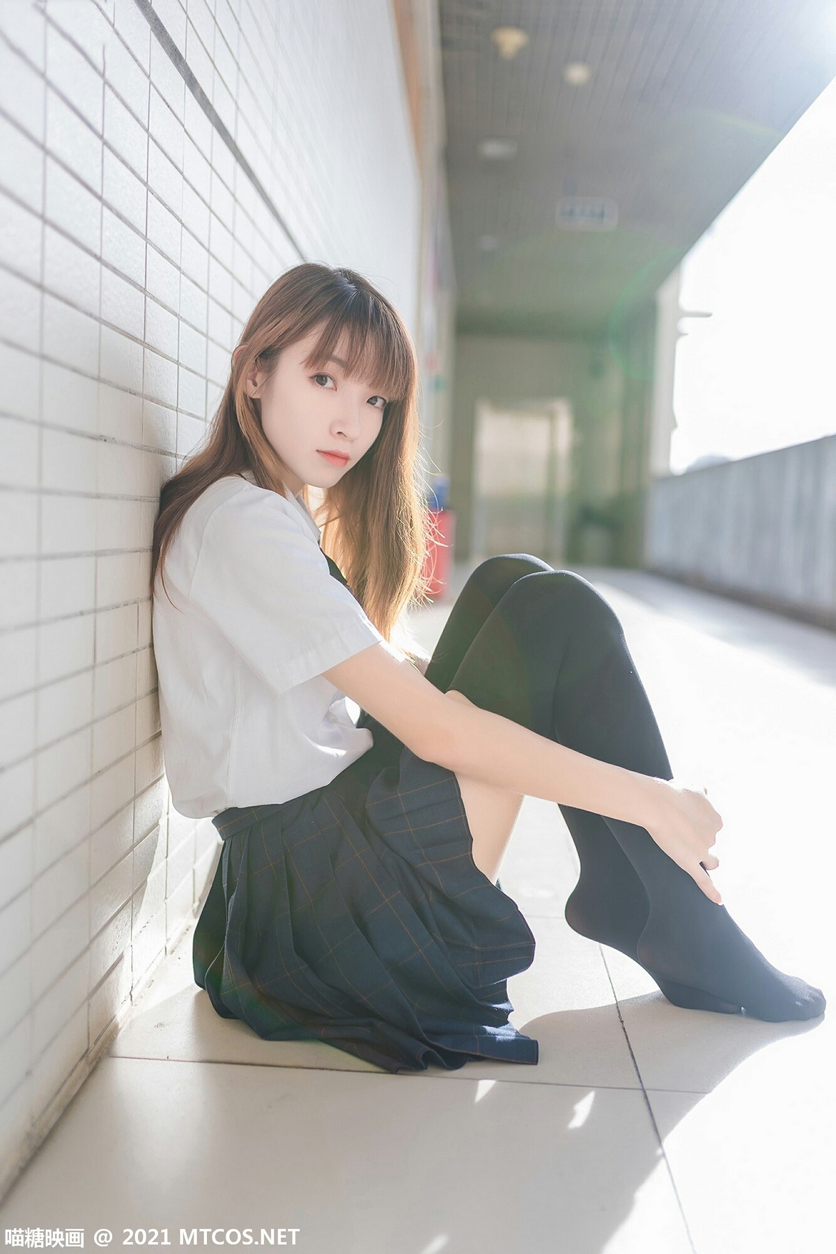 jpxgmn.cc[喵糖映画]Vol.376_JK制服美少女校园楼梯间脱黑丝腿袜露白嫩修长美腿迷人写真47P