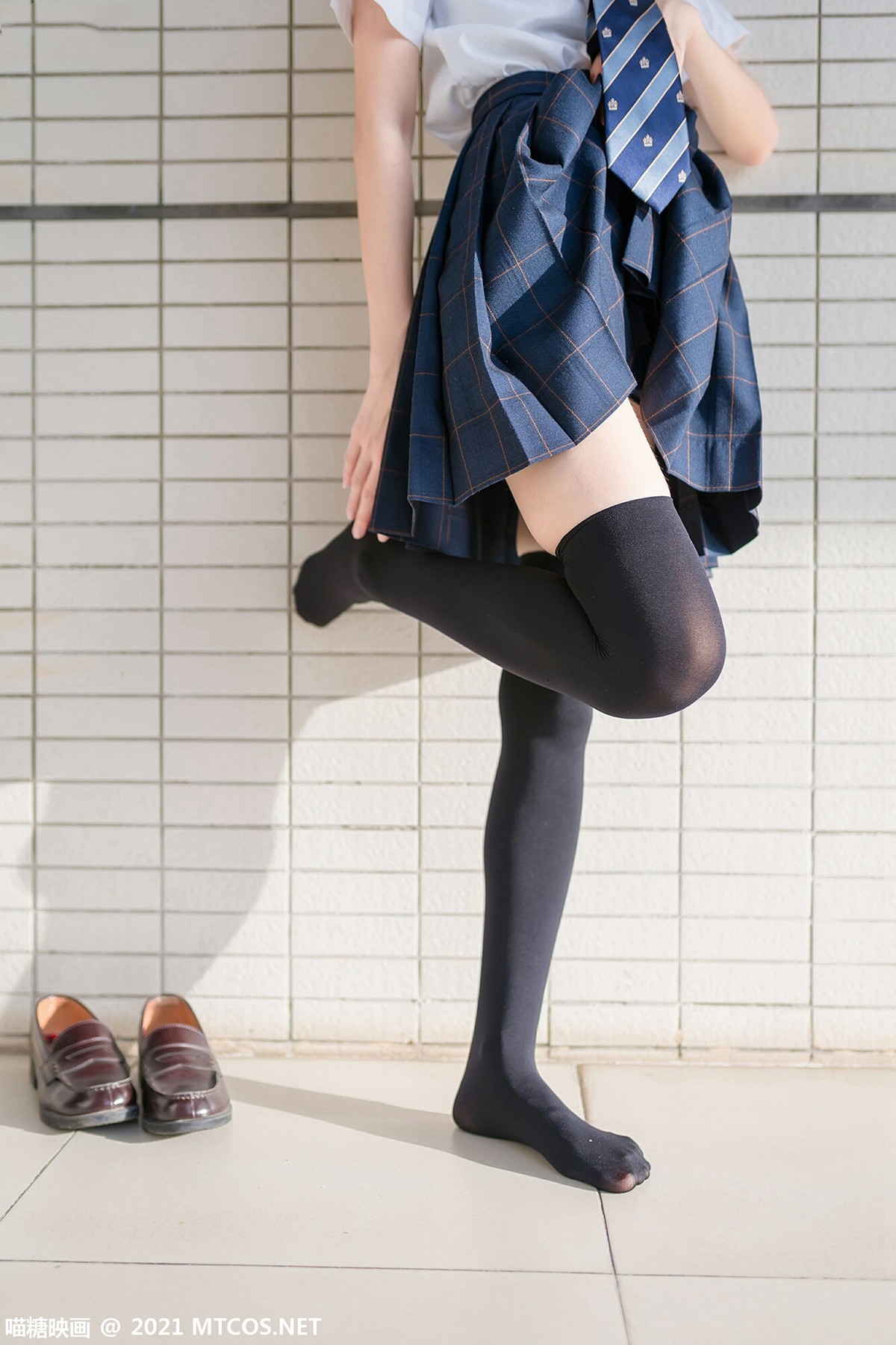 jpxgmn.cc[喵糖映画]Vol.376_JK制服美少女校园楼梯间脱黑丝腿袜露白嫩修长美腿迷人写真47P