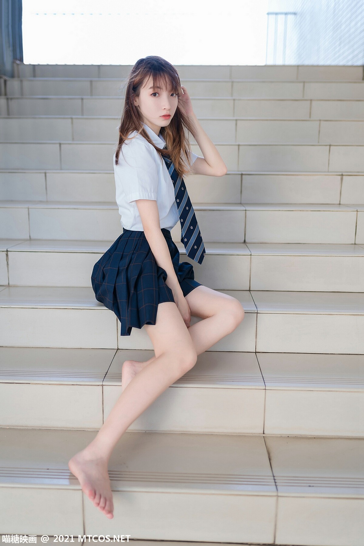 jpxgmn.cc[喵糖映画]Vol.376_JK制服美少女校园楼梯间脱黑丝腿袜露白嫩修长美腿迷人写真47P