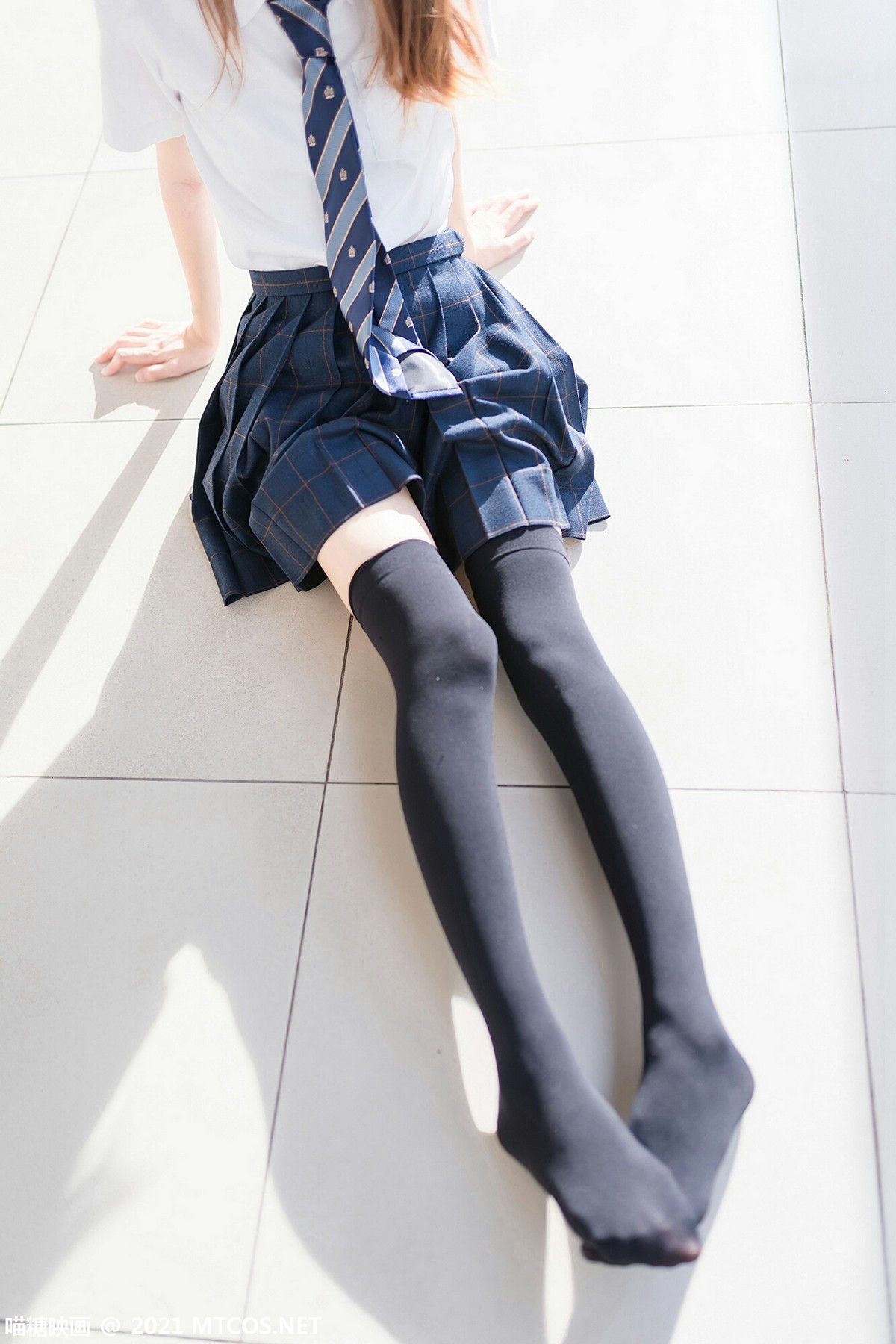 jpxgmn.cc[喵糖映画]Vol.376_JK制服美少女校园楼梯间脱黑丝腿袜露白嫩修长美腿迷人写真47P