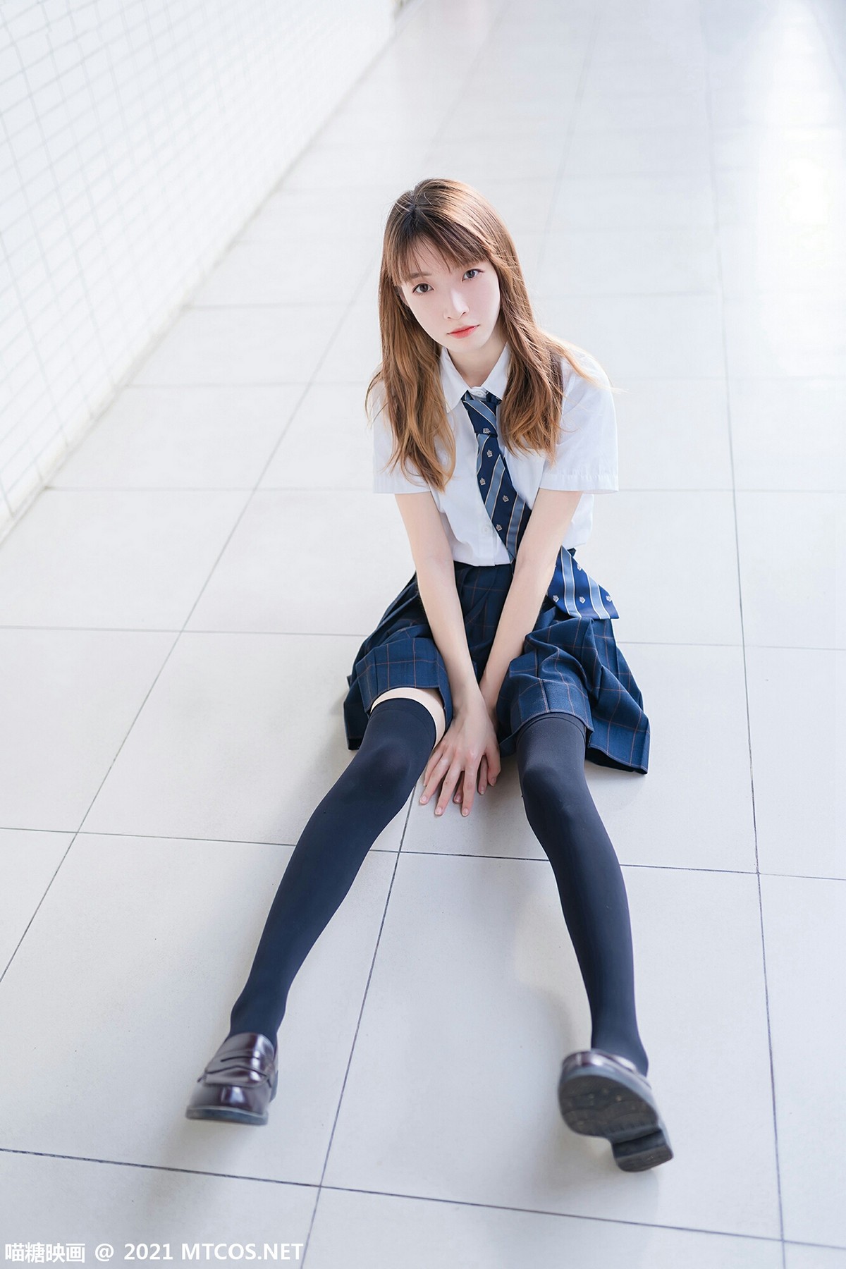 jpxgmn.cc[喵糖映画]Vol.376_JK制服美少女校园楼梯间脱黑丝腿袜露白嫩修长美腿迷人写真47P