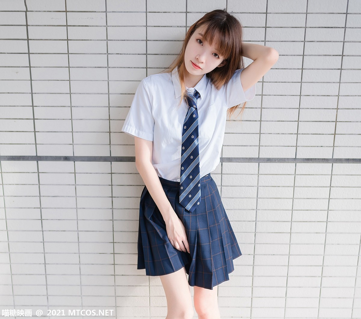 jpxgmn.cc[喵糖映画]Vol.376_JK制服美少女校园楼梯间脱黑丝腿袜露白嫩修长美腿迷人写真47P