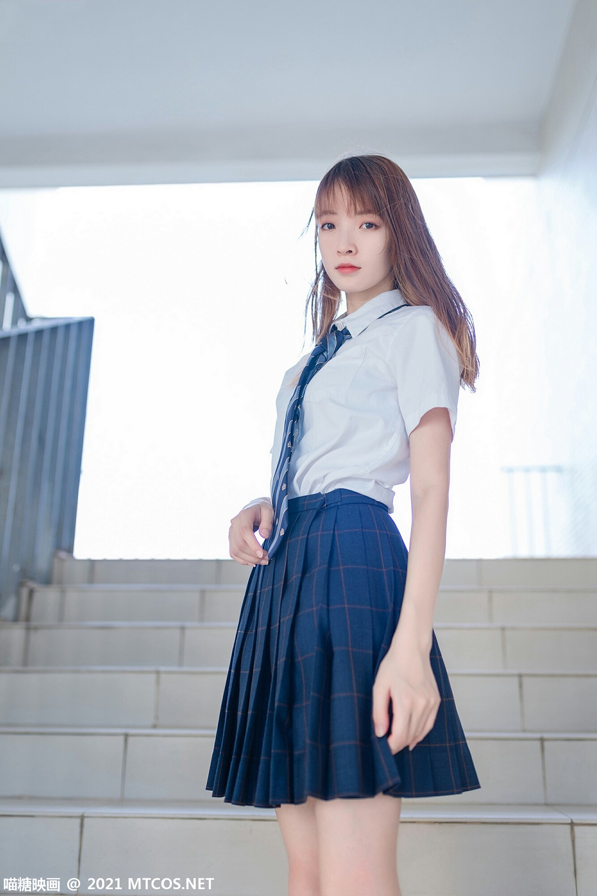 jpxgmn.cc[喵糖映画]Vol.376_JK制服美少女校园楼梯间脱黑丝腿袜露白嫩修长美腿迷人写真47P