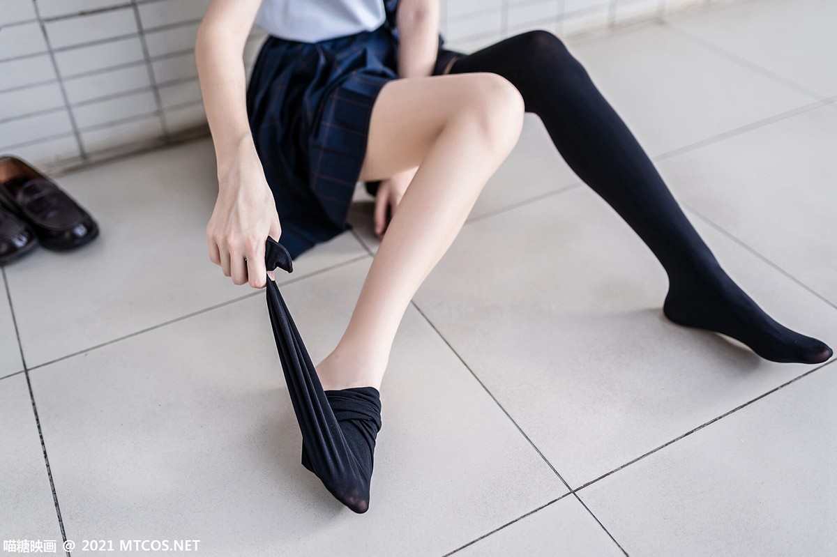 jpxgmn.cc[喵糖映画]Vol.376_JK制服美少女校园楼梯间脱黑丝腿袜露白嫩修长美腿迷人写真47P