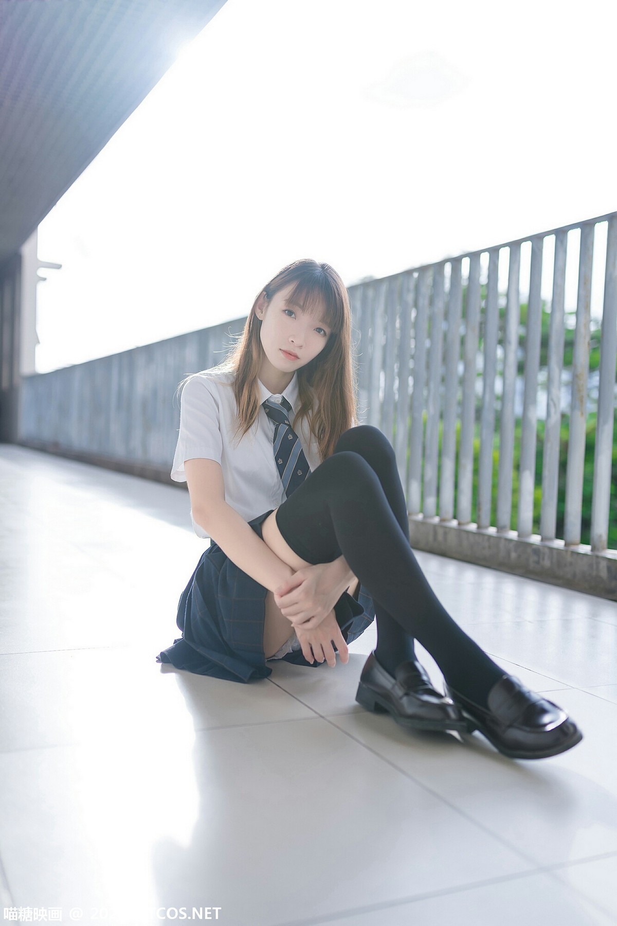 jpxgmn.cc[喵糖映画]Vol.376_JK制服美少女校园楼梯间脱黑丝腿袜露白嫩修长美腿迷人写真47P