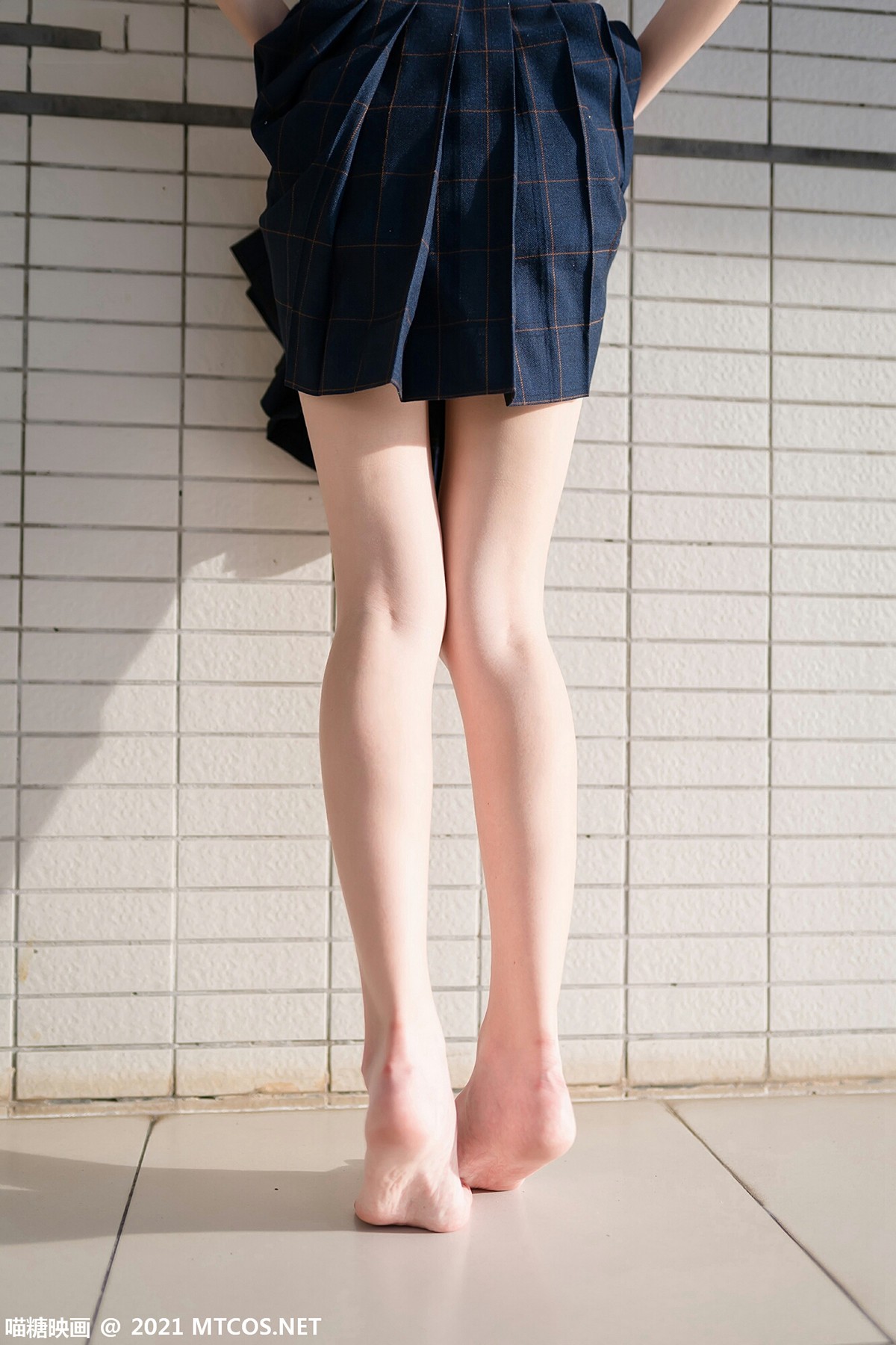jpxgmn.cc[喵糖映画]Vol.376_JK制服美少女校园楼梯间脱黑丝腿袜露白嫩修长美腿迷人写真47P