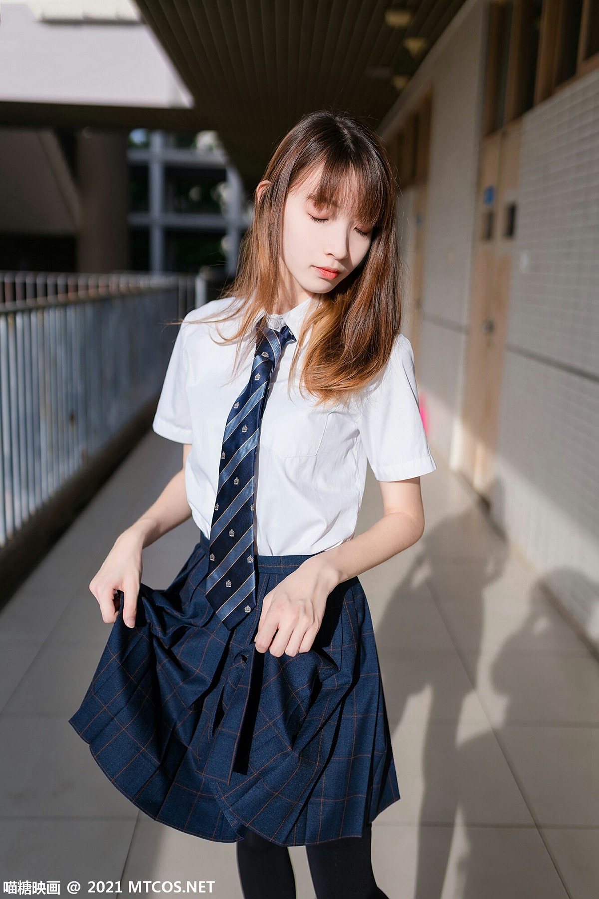 jpxgmn.cc[喵糖映画]Vol.376_JK制服美少女校园楼梯间脱黑丝腿袜露白嫩修长美腿迷人写真47P