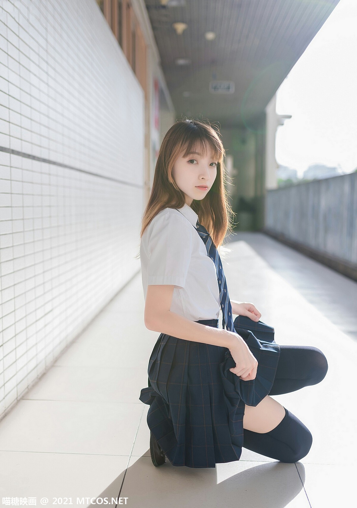 jpxgmn.cc[喵糖映画]Vol.376_JK制服美少女校园楼梯间脱黑丝腿袜露白嫩修长美腿迷人写真47P