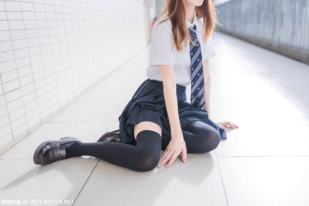 jpxgmn.cc[喵糖映画]Vol.376_JK制服美少女校园楼梯间脱黑丝腿袜露白嫩修长美腿迷人写真47P