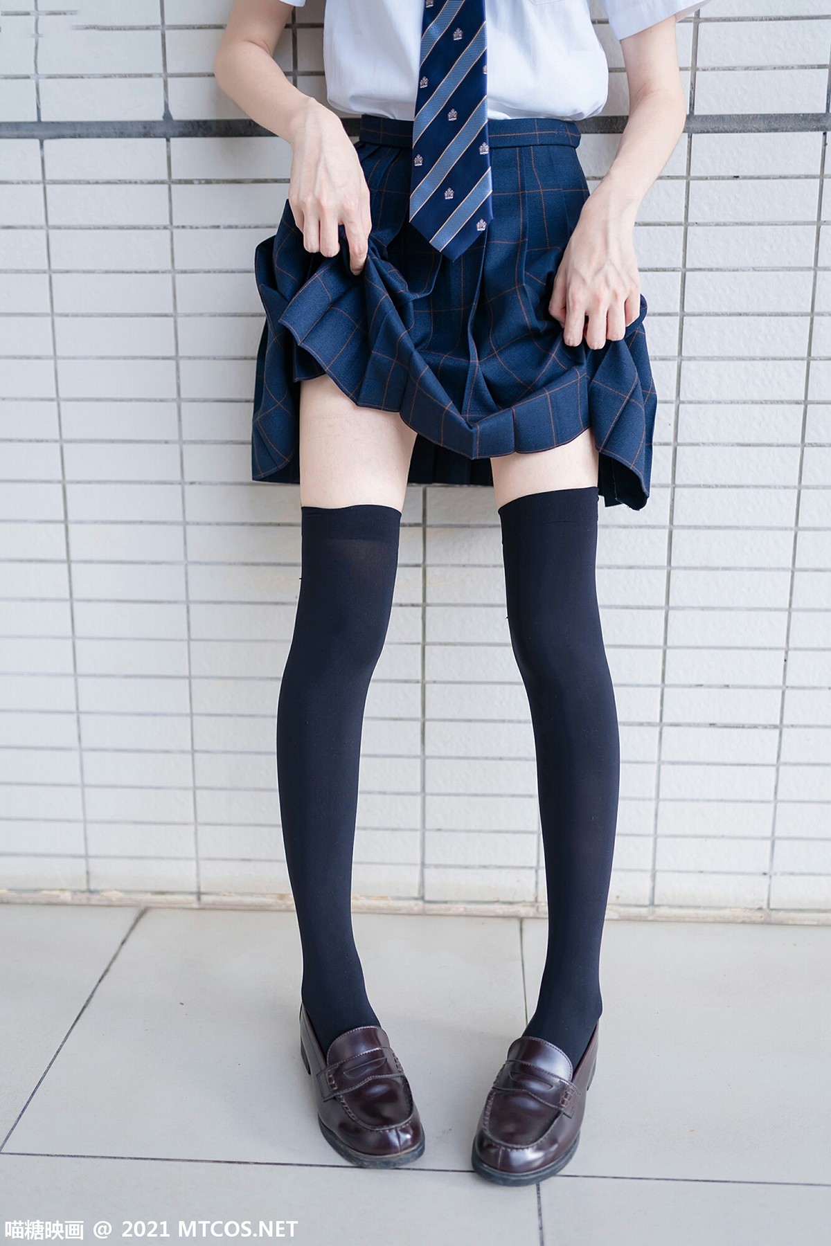 jpxgmn.cc[喵糖映画]Vol.376_JK制服美少女校园楼梯间脱黑丝腿袜露白嫩修长美腿迷人写真47P