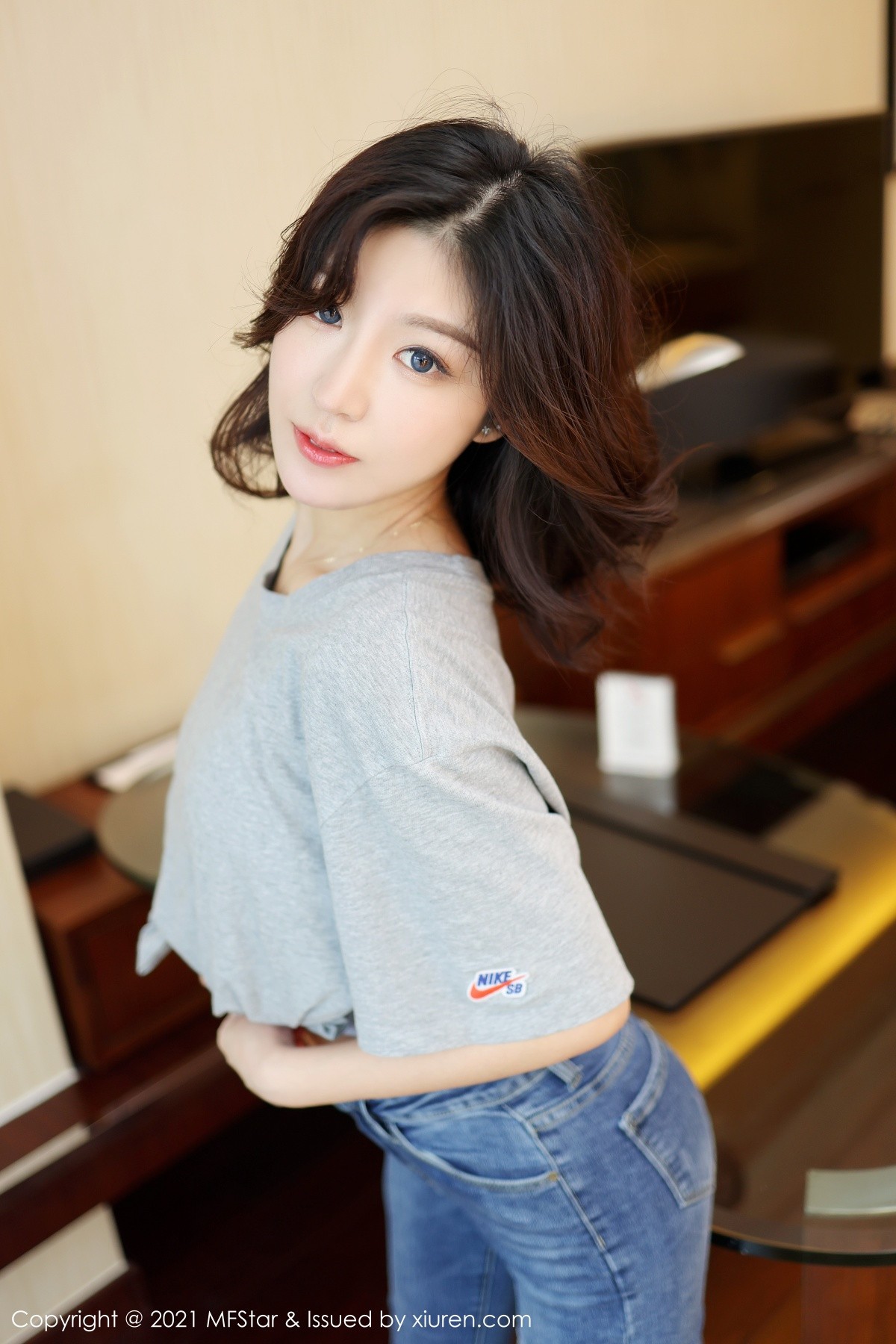 jpxgmn.cc[MFStar模范学院]Vol.474_新人模特人间荒糖私房脱紧身牛仔裤露白嫩翘臀撩人诱惑写真62P