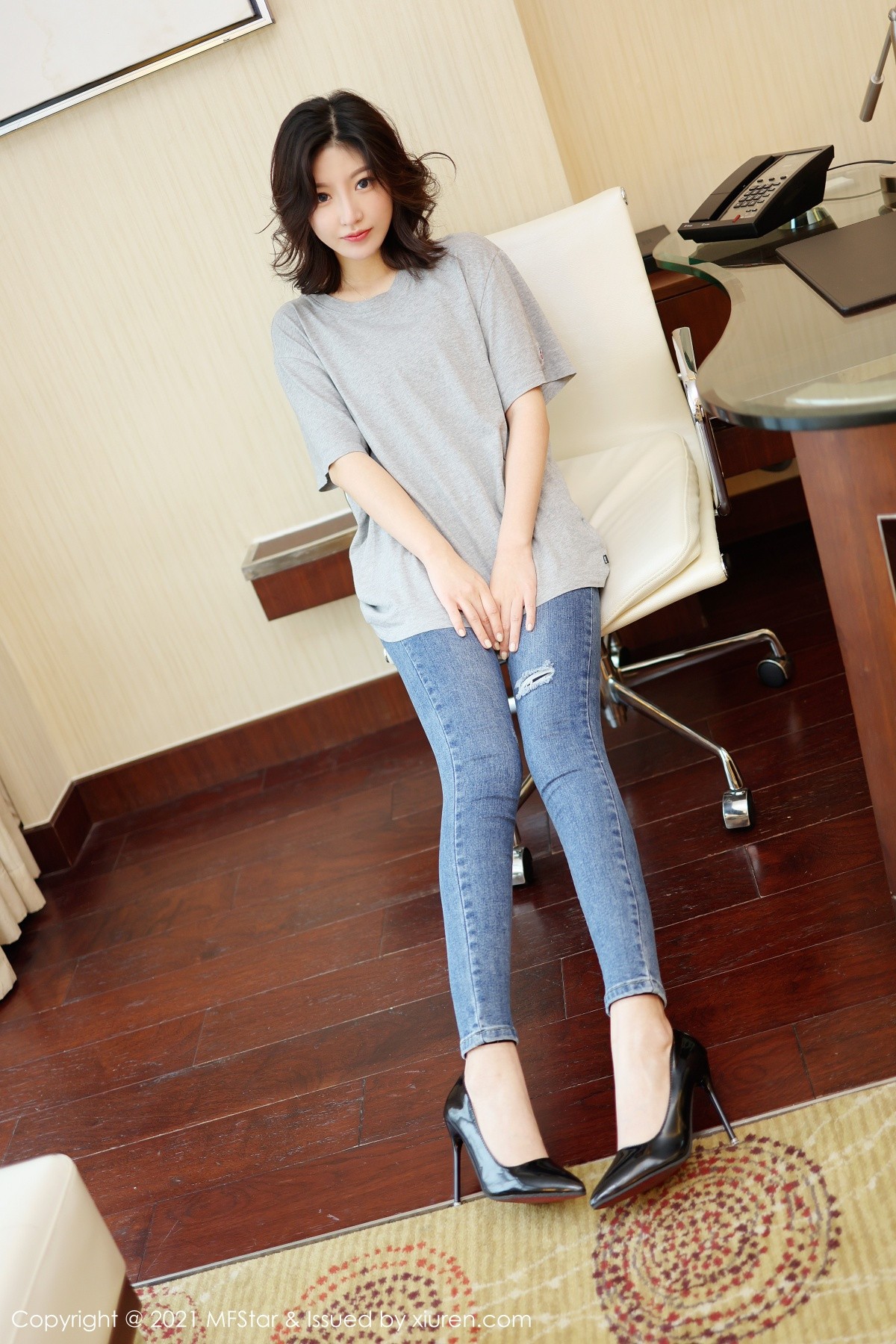 jpxgmn.cc[MFStar模范学院]Vol.474_新人模特人间荒糖私房脱紧身牛仔裤露白嫩翘臀撩人诱惑写真62P