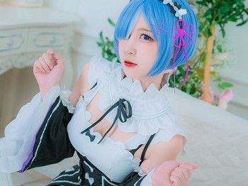 Vol.377_COS美少女私人黑白雷姆女佣主题吊带白丝袜秀美腿迷人骚扰写真30P