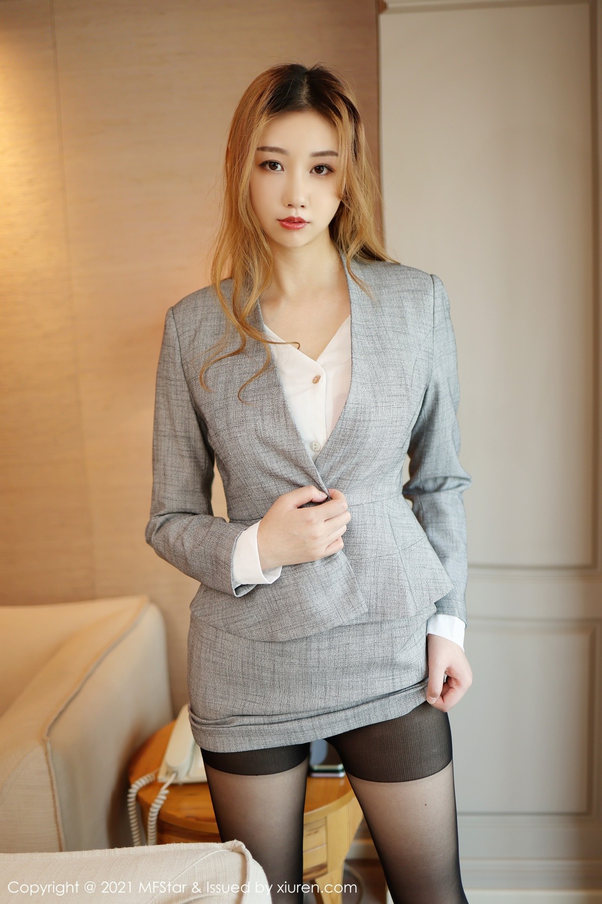 jpxgmn.cc[MFStar模范学院]Vol.475_新人模特芊澄私房脱职业制服露无内黑丝裤袜秀翘臀诱惑写真57P