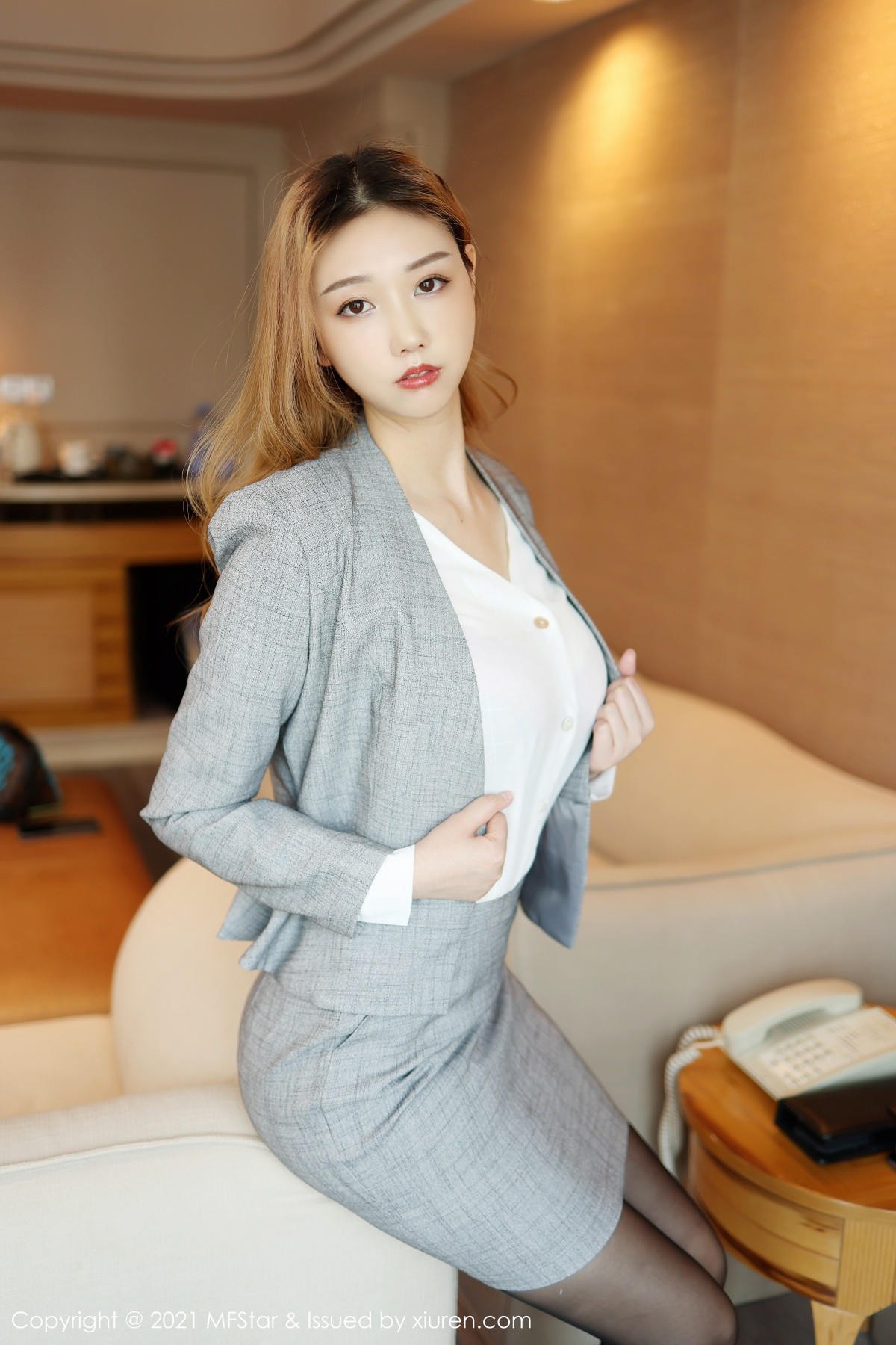 jpxgmn.cc[MFStar模范学院]Vol.475_新人模特芊澄私房脱职业制服露无内黑丝裤袜秀翘臀诱惑写真57P