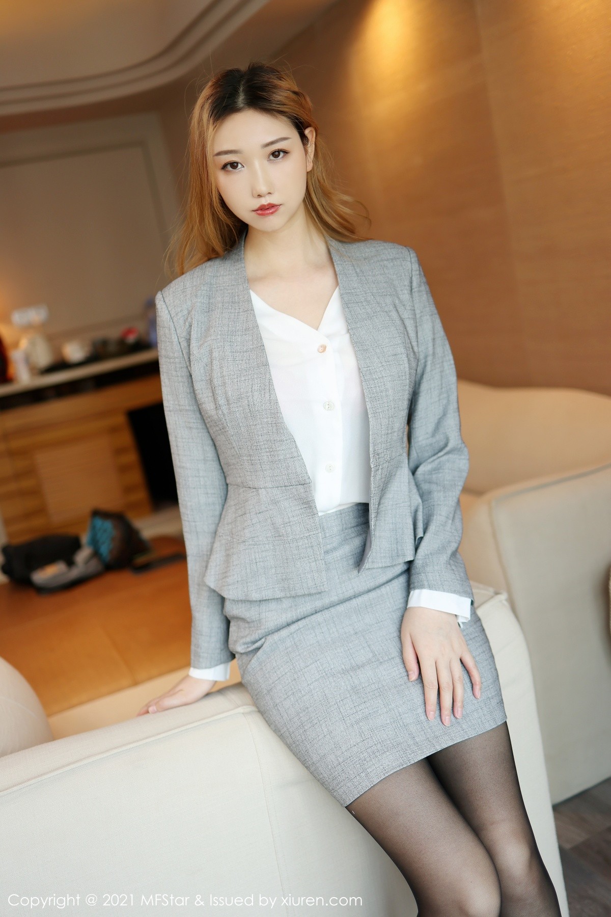 jpxgmn.cc[MFStar模范学院]Vol.475_新人模特芊澄私房脱职业制服露无内黑丝裤袜秀翘臀诱惑写真57P