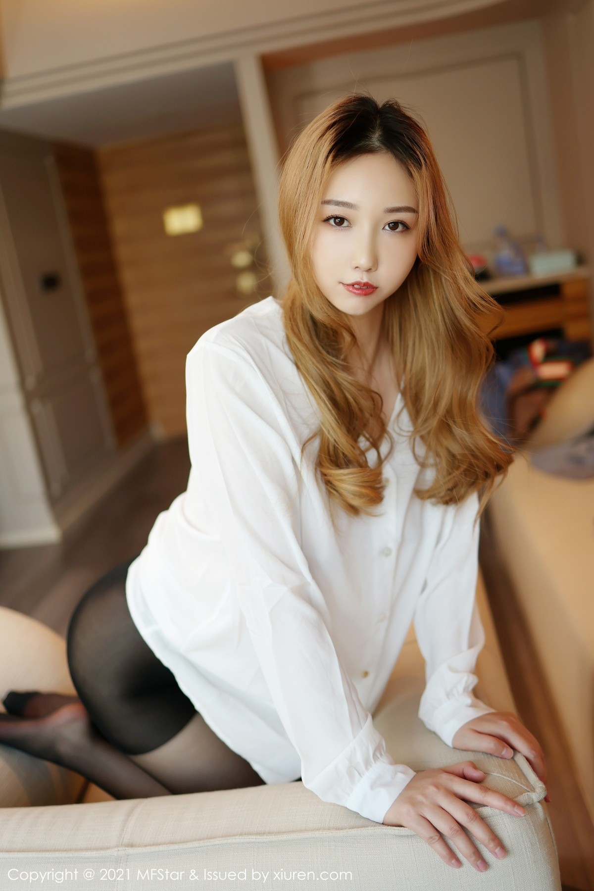 jpxgmn.cc[MFStar模范学院]Vol.475_新人模特芊澄私房脱职业制服露无内黑丝裤袜秀翘臀诱惑写真57P