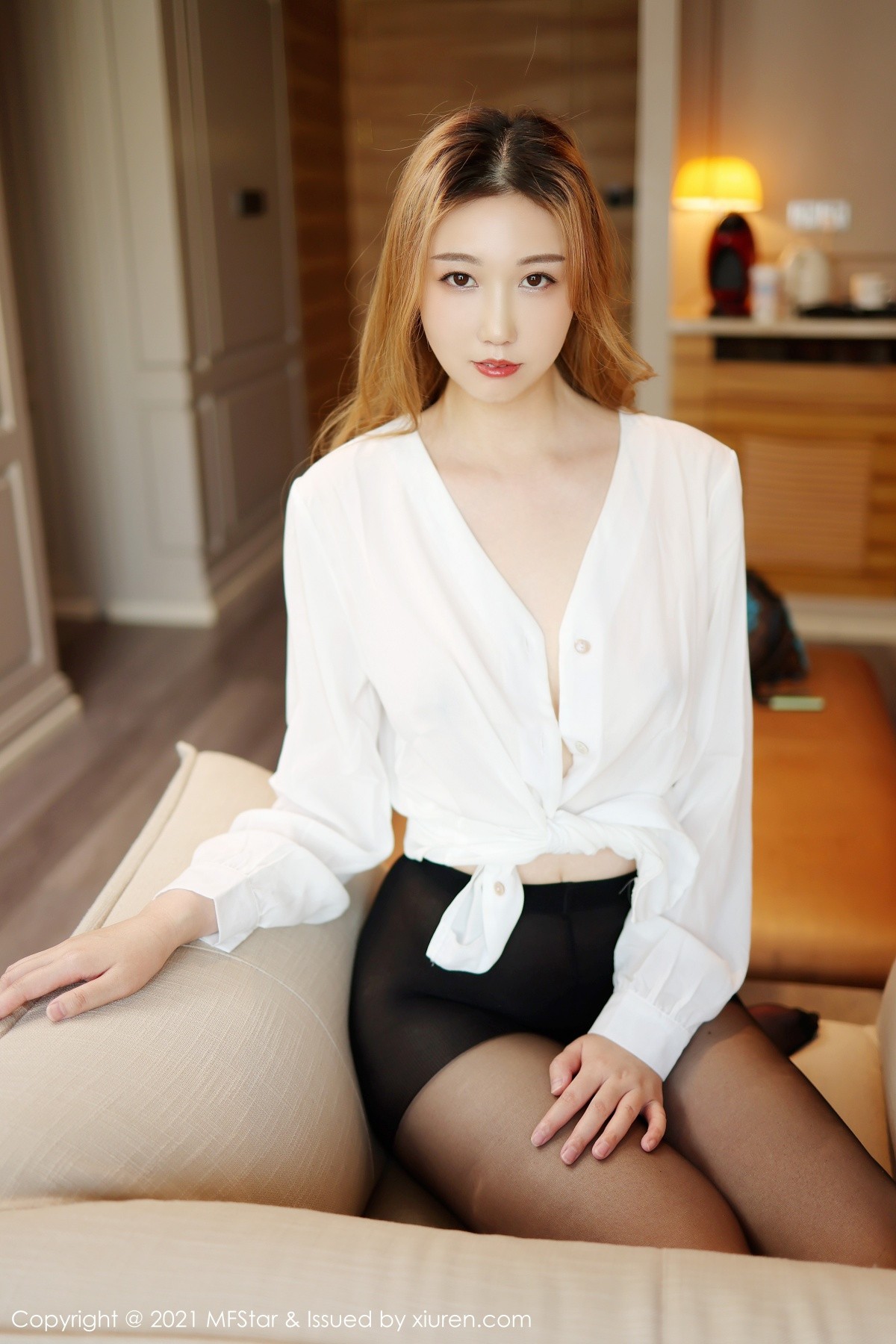 jpxgmn.cc[MFStar模范学院]Vol.475_新人模特芊澄私房脱职业制服露无内黑丝裤袜秀翘臀诱惑写真57P