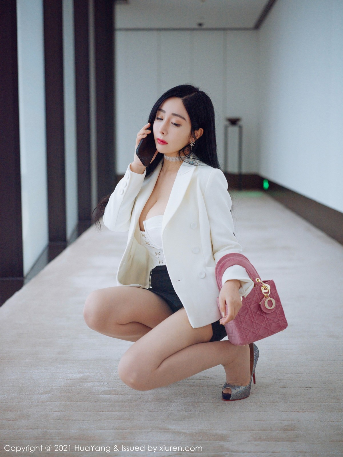 jpxgmn.cc[HuaYang花漾]Vol.381_嫩模允爾厦门旅拍经典职场制服主题半脱露傲人豪乳诱惑写真46P