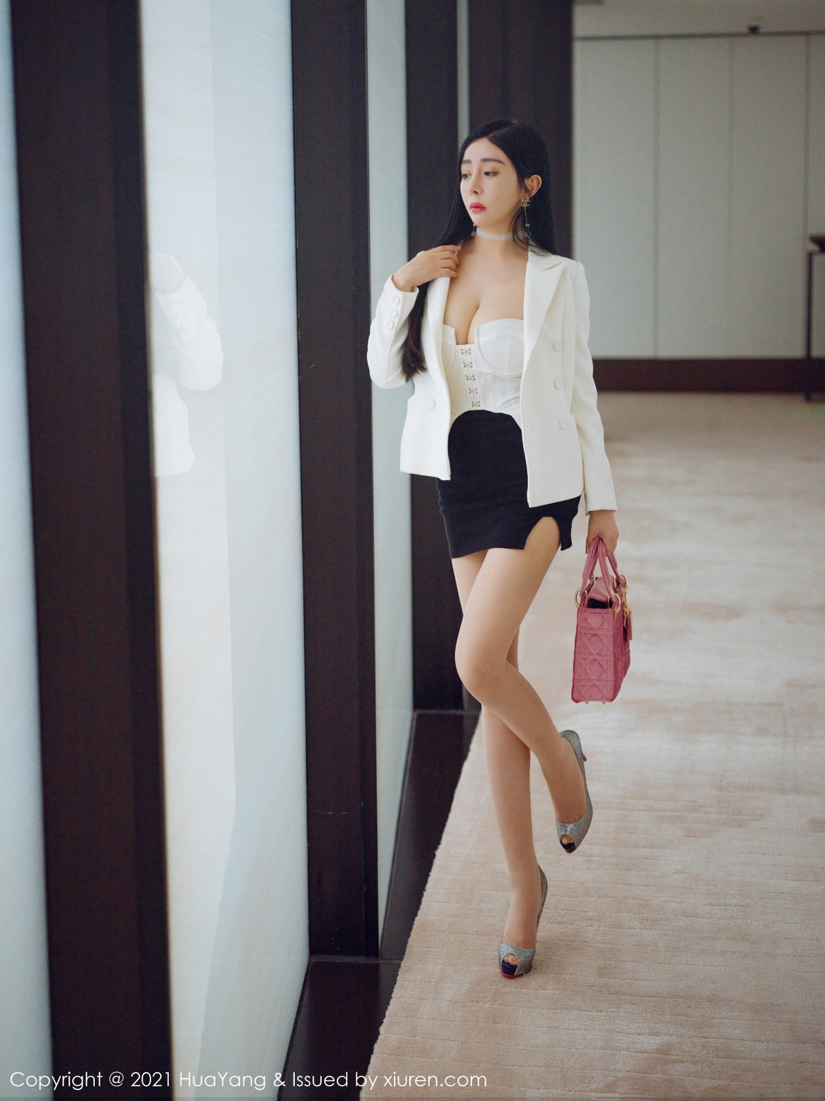 jpxgmn.cc[HuaYang花漾]Vol.381_嫩模允爾厦门旅拍经典职场制服主题半脱露傲人豪乳诱惑写真46P