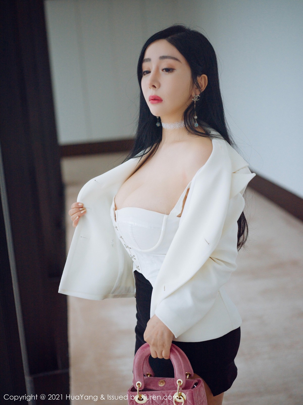 jpxgmn.cc[HuaYang花漾]Vol.381_嫩模允爾厦门旅拍经典职场制服主题半脱露傲人豪乳诱惑写真46P
