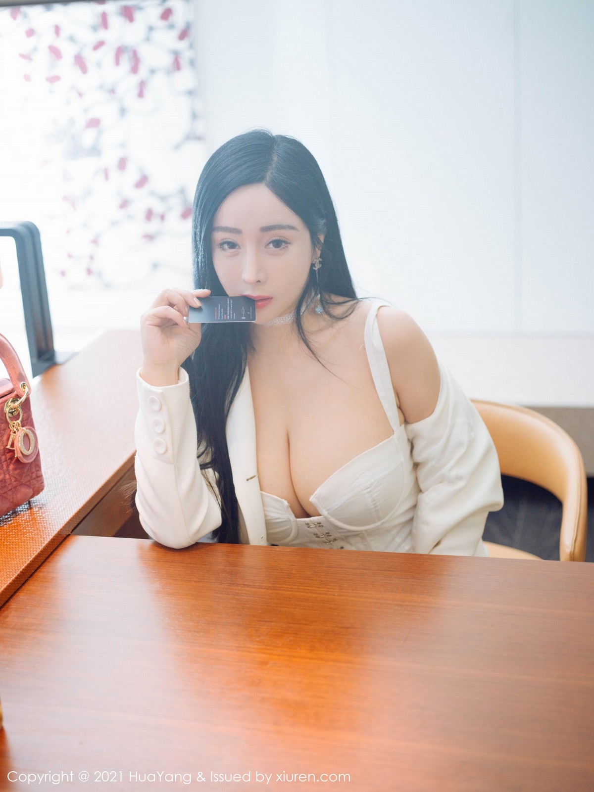 jpxgmn.cc[HuaYang花漾]Vol.381_嫩模允爾厦门旅拍经典职场制服主题半脱露傲人豪乳诱惑写真46P
