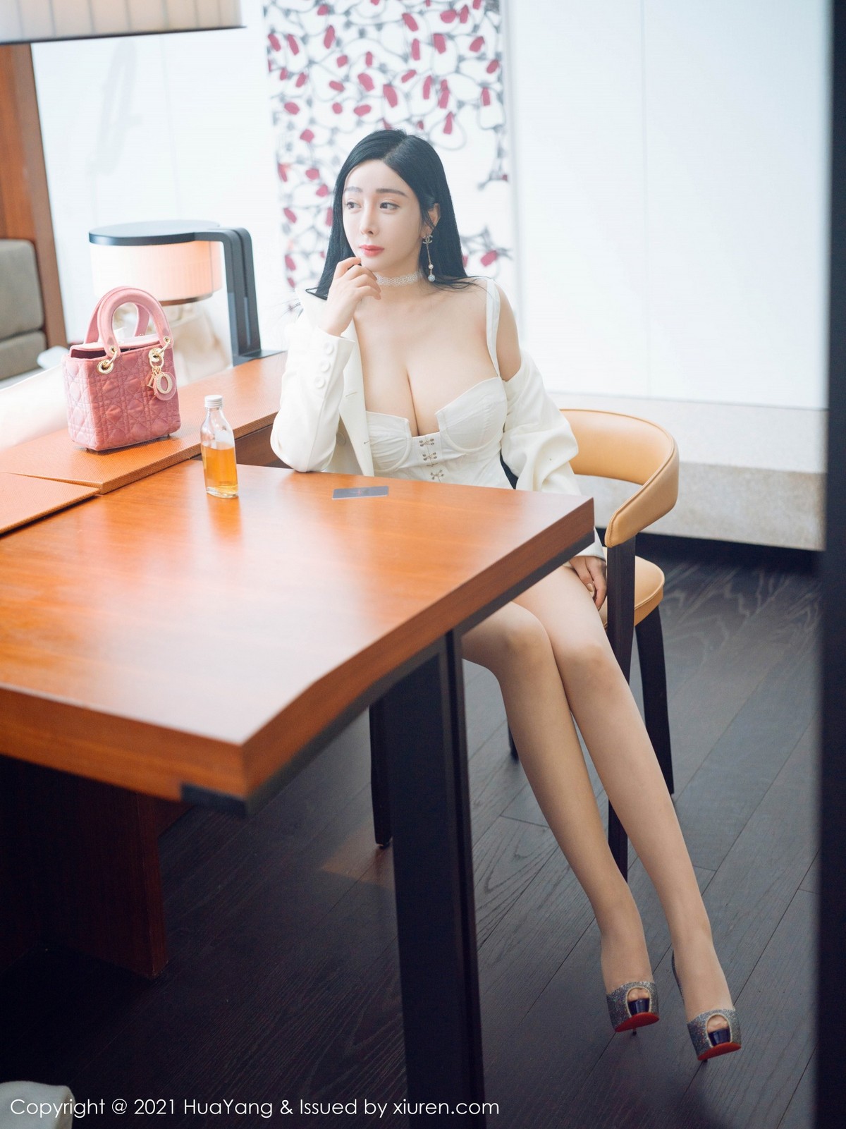 jpxgmn.cc[HuaYang花漾]Vol.381_嫩模允爾厦门旅拍经典职场制服主题半脱露傲人豪乳诱惑写真46P