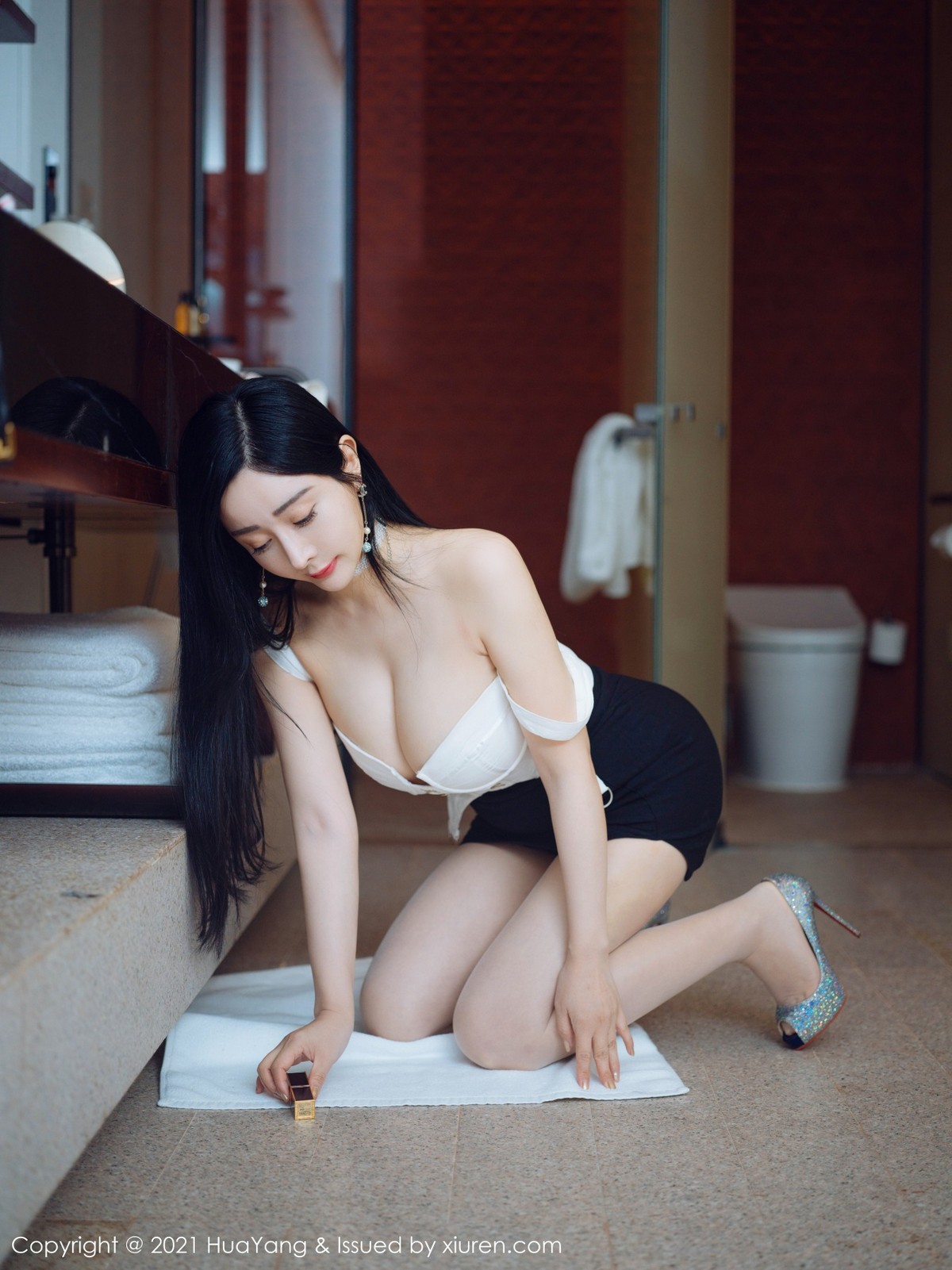 jpxgmn.cc[HuaYang花漾]Vol.381_嫩模允爾厦门旅拍经典职场制服主题半脱露傲人豪乳诱惑写真46P