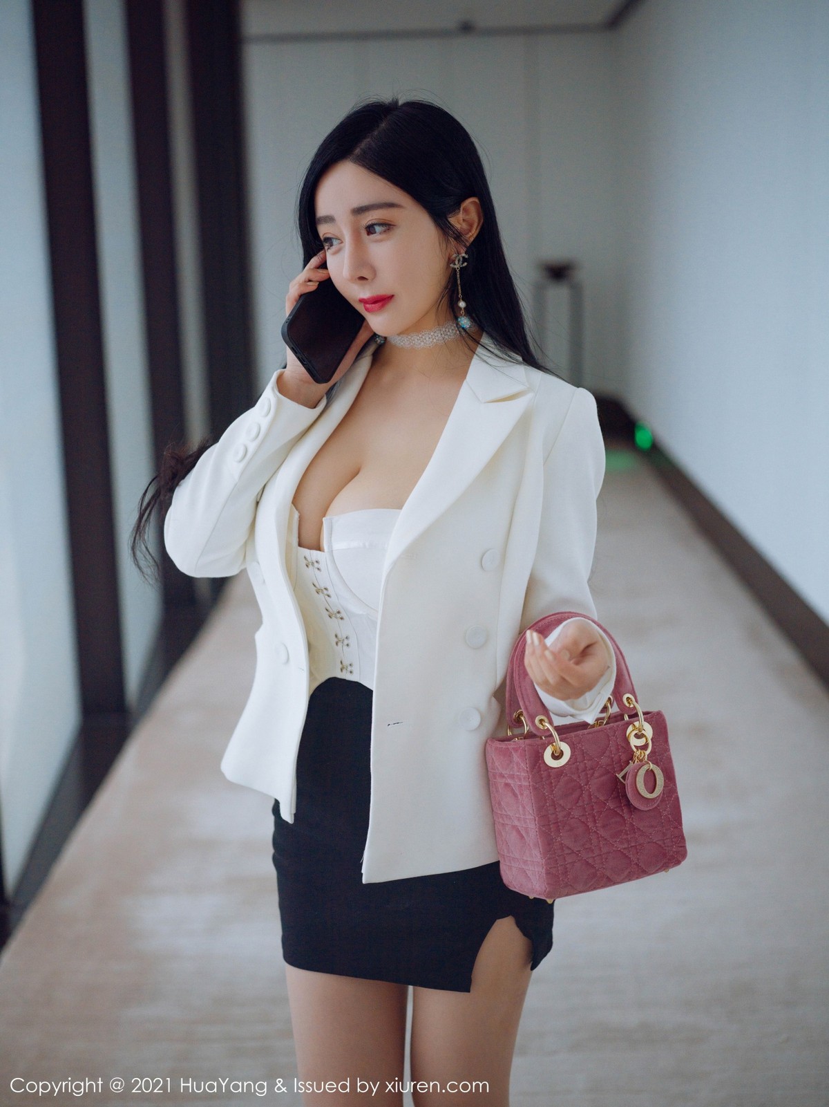 jpxgmn.cc[HuaYang花漾]Vol.381_嫩模允爾厦门旅拍经典职场制服主题半脱露傲人豪乳诱惑写真46P