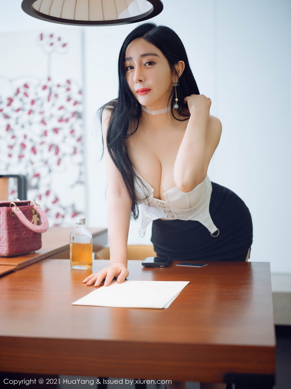 jpxgmn.cc[HuaYang花漾]Vol.381_嫩模允爾厦门旅拍经典职场制服主题半脱露傲人豪乳诱惑写真46P