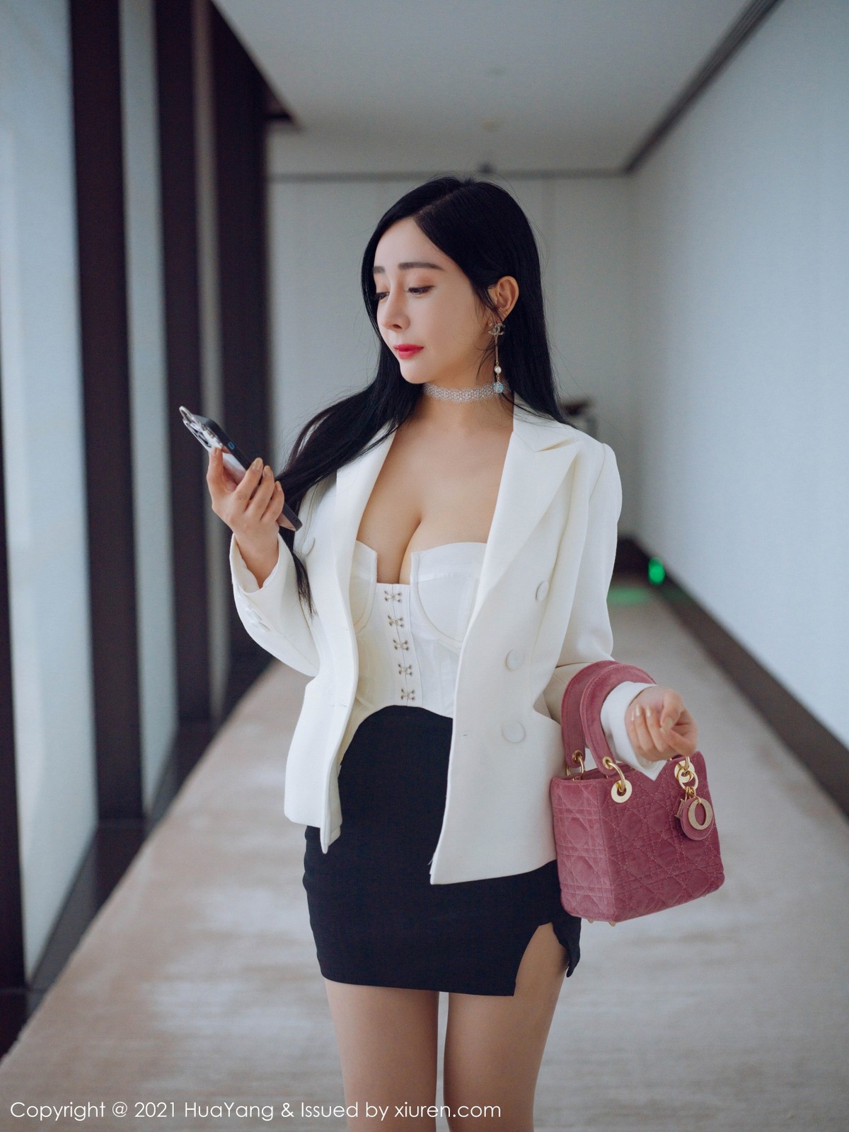 jpxgmn.cc[HuaYang花漾]Vol.381_嫩模允爾厦门旅拍经典职场制服主题半脱露傲人豪乳诱惑写真46P