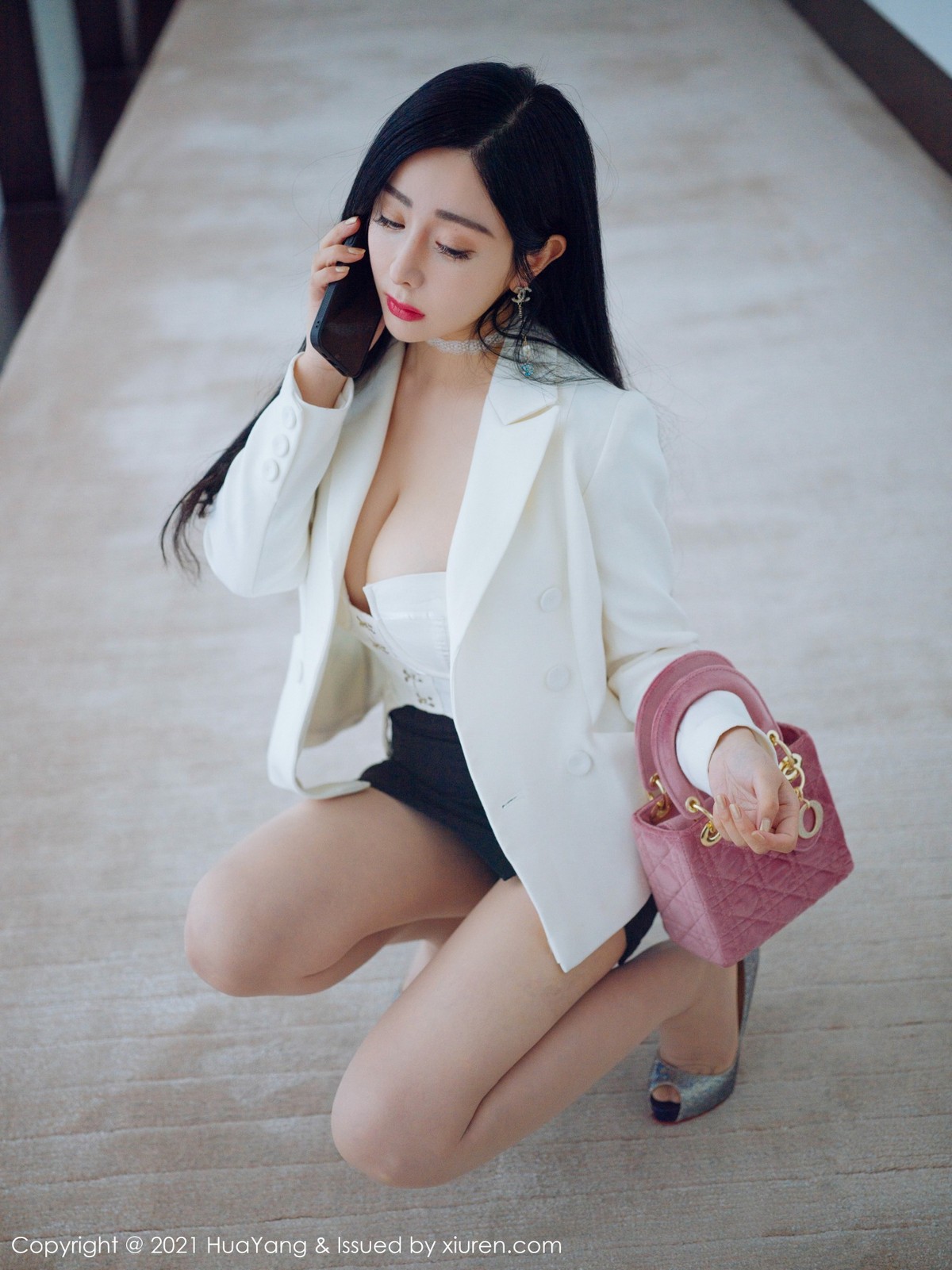 jpxgmn.cc[HuaYang花漾]Vol.381_嫩模允爾厦门旅拍经典职场制服主题半脱露傲人豪乳诱惑写真46P