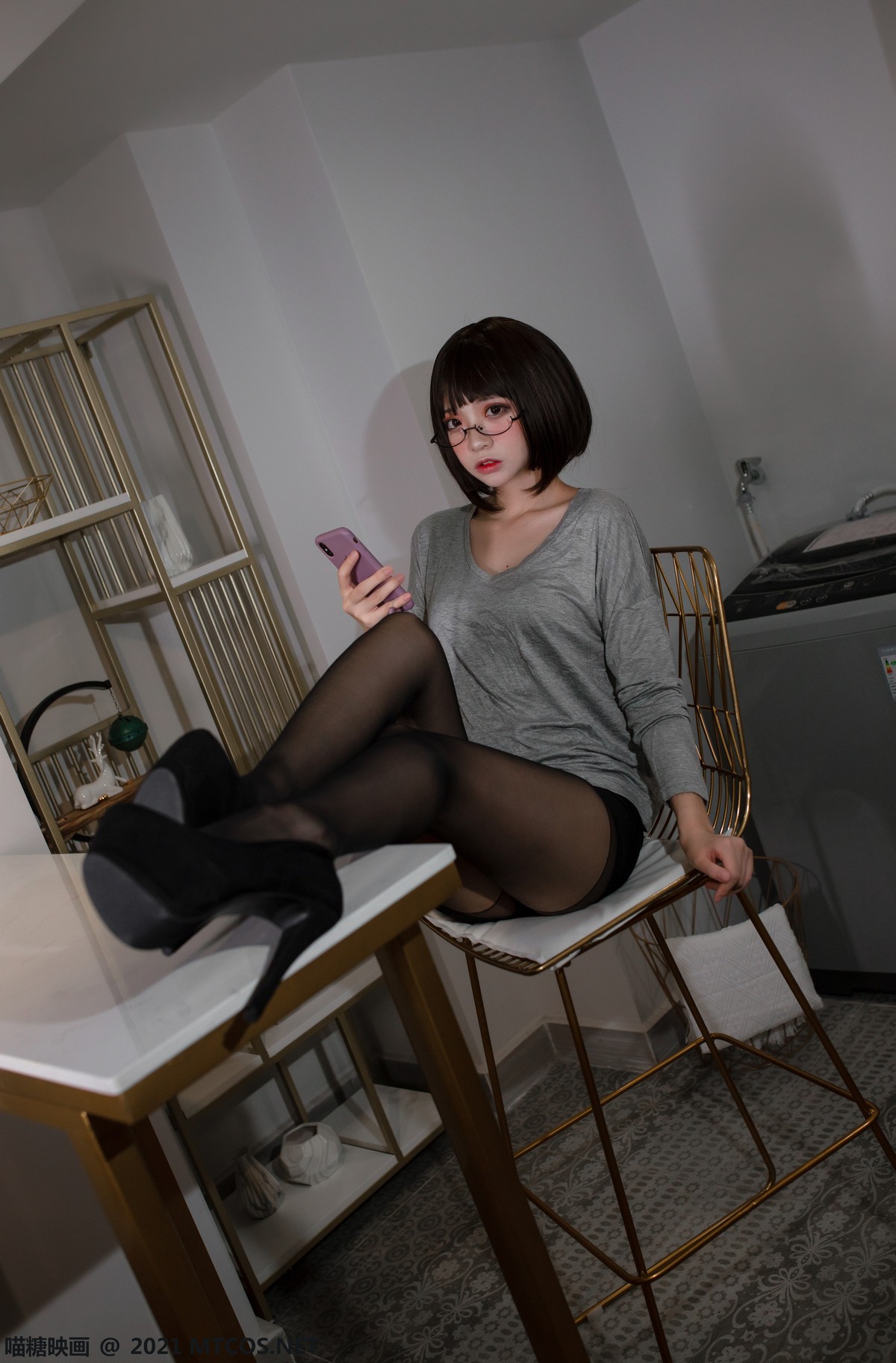 jpxgmn.cc[喵糖映画]Vol.378_眼镜美少女居家OL制服撩裙露黑丝裤袜秀翘臀美腿诱惑写真20P