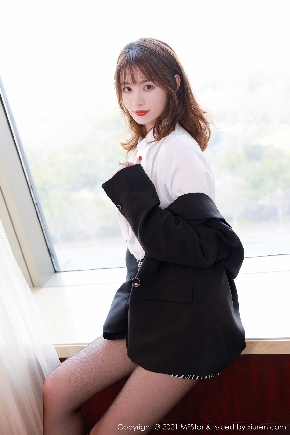 jpxgmn.cc[MFStar模范学院]Vol.476_嫩模yoo优优私房性感白衬衣配无内黑丝裤袜秀翘臀诱惑写真53P