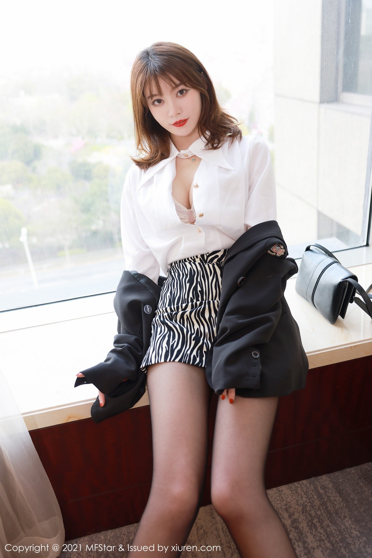 jpxgmn.cc[MFStar模范学院]Vol.476_嫩模yoo优优私房性感白衬衣配无内黑丝裤袜秀翘臀诱惑写真53P